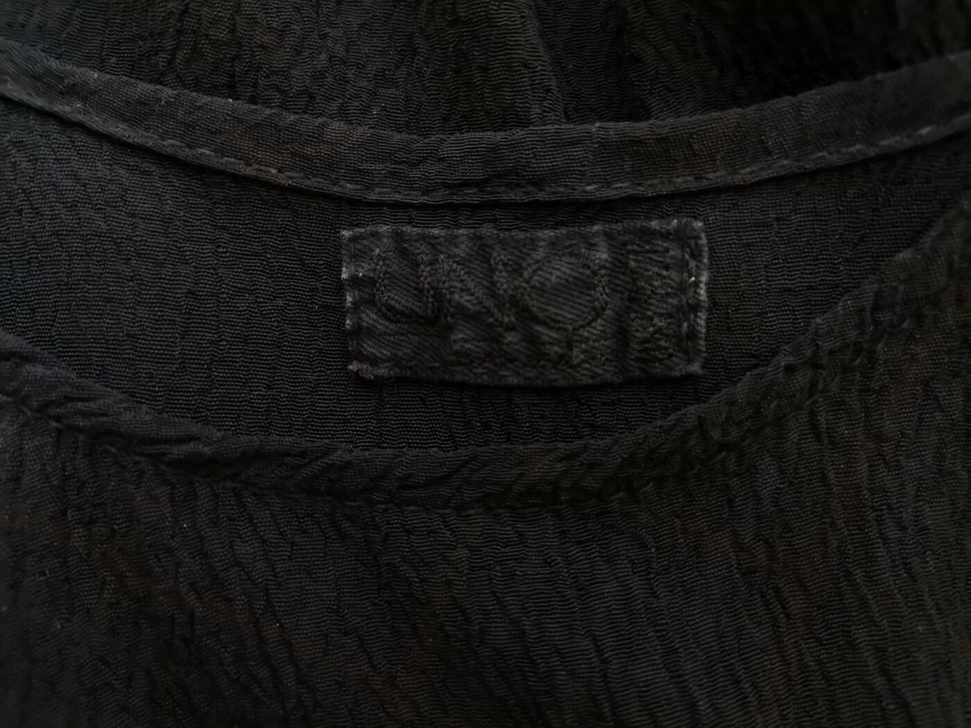 Uno Rozmiar ONE SIZE (42/44) Kolor Czarny Okrągły dekolt Sukienka A-Line Bezrękawnik Midi Materiał Wiskoza 100%