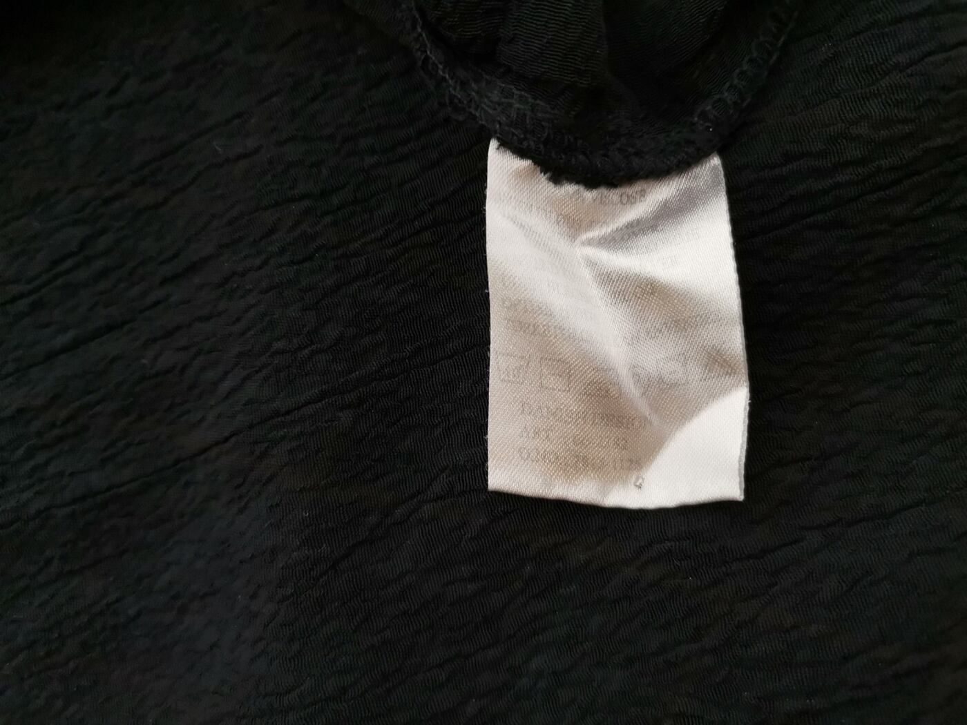 Uno Rozmiar ONE SIZE (42/44) Kolor Czarny Okrągły dekolt Sukienka A-Line Bezrękawnik Midi Materiał Wiskoza 100%