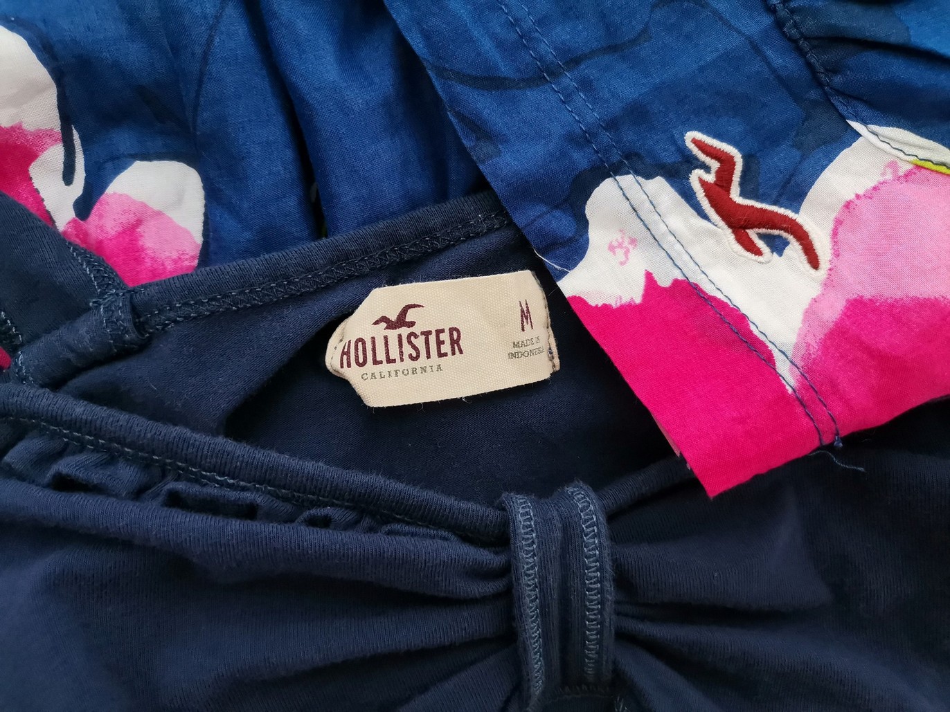 Hollister Rozmiar M (36) Kolor Granatowy Dekolt Serce Sukienka Rozkloszowana Bezrękawnik Do Kolan Materiał Bawełna Hollister Rozmiar M (36) Kolor Granatowy Dekolt Serce Sukienka Rozkloszowana Bezrękawnik Do Kolan Materiał Bawełna