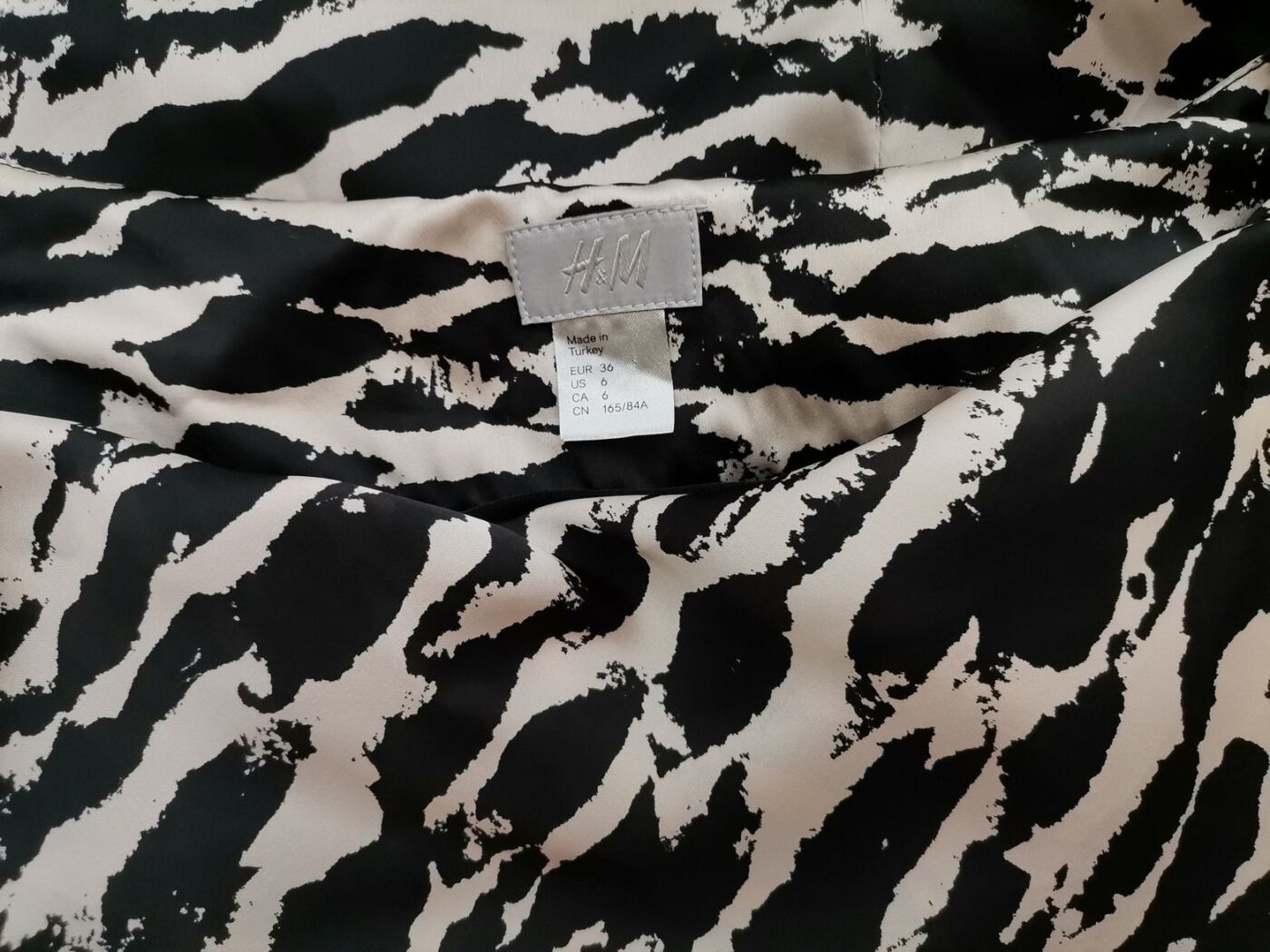 H&m Rozmiar 36 Kolor Czarny Drapowany dekolt Sukienka Prostokątna Krótki rękaw Do Kolan H&m Rozmiar 36 Kolor Czarny Drapowany dekolt Sukienka Prostokątna Krótki rękaw Do Kolan