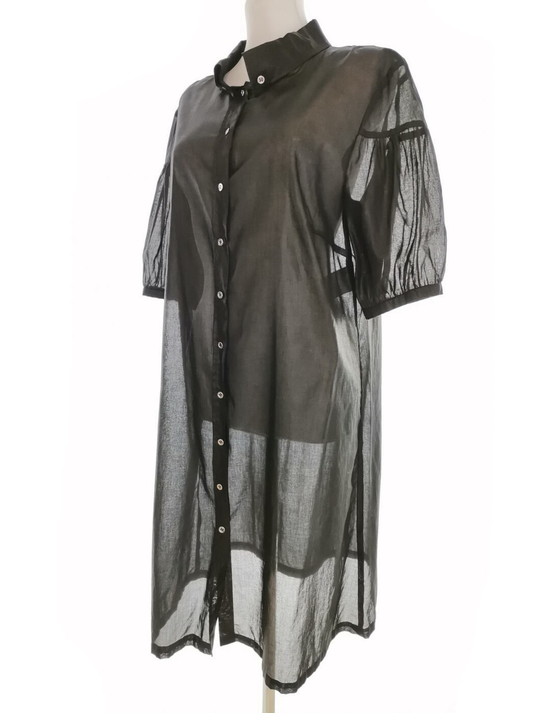 BLACKY DRESS Rozmiar 44 Kolor Czarny Kołnierz Tunika Zapinana Bluzka Krótki rękaw Materiał Bawełna 100% BLACKY DRESS Rozmiar 44 Kolor Czarny Kołnierz Tunika Zapinana Bluzka Krótki rękaw Materiał Bawełna 100%