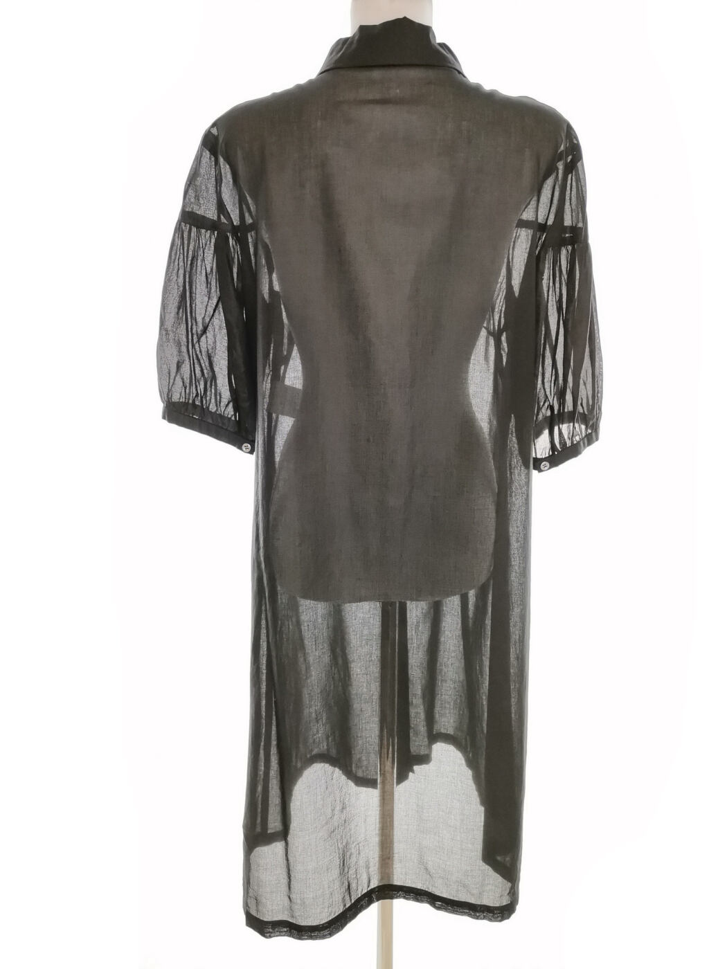 BLACKY DRESS Rozmiar 44 Kolor Czarny Kołnierz Tunika Zapinana Bluzka Krótki rękaw Materiał Bawełna 100% BLACKY DRESS Rozmiar 44 Kolor Czarny Kołnierz Tunika Zapinana Bluzka Krótki rękaw Materiał Bawełna 100%
