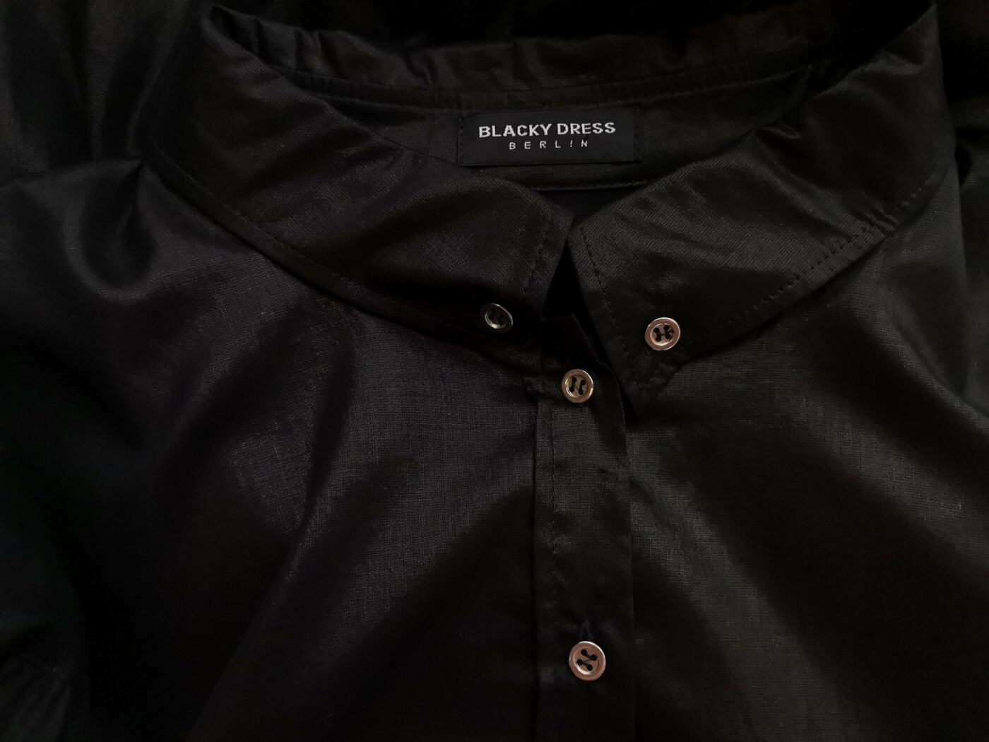 BLACKY DRESS Rozmiar 44 Kolor Czarny Kołnierz Tunika Zapinana Bluzka Krótki rękaw Materiał Bawełna 100% BLACKY DRESS Rozmiar 44 Kolor Czarny Kołnierz Tunika Zapinana Bluzka Krótki rękaw Materiał Bawełna 100%
