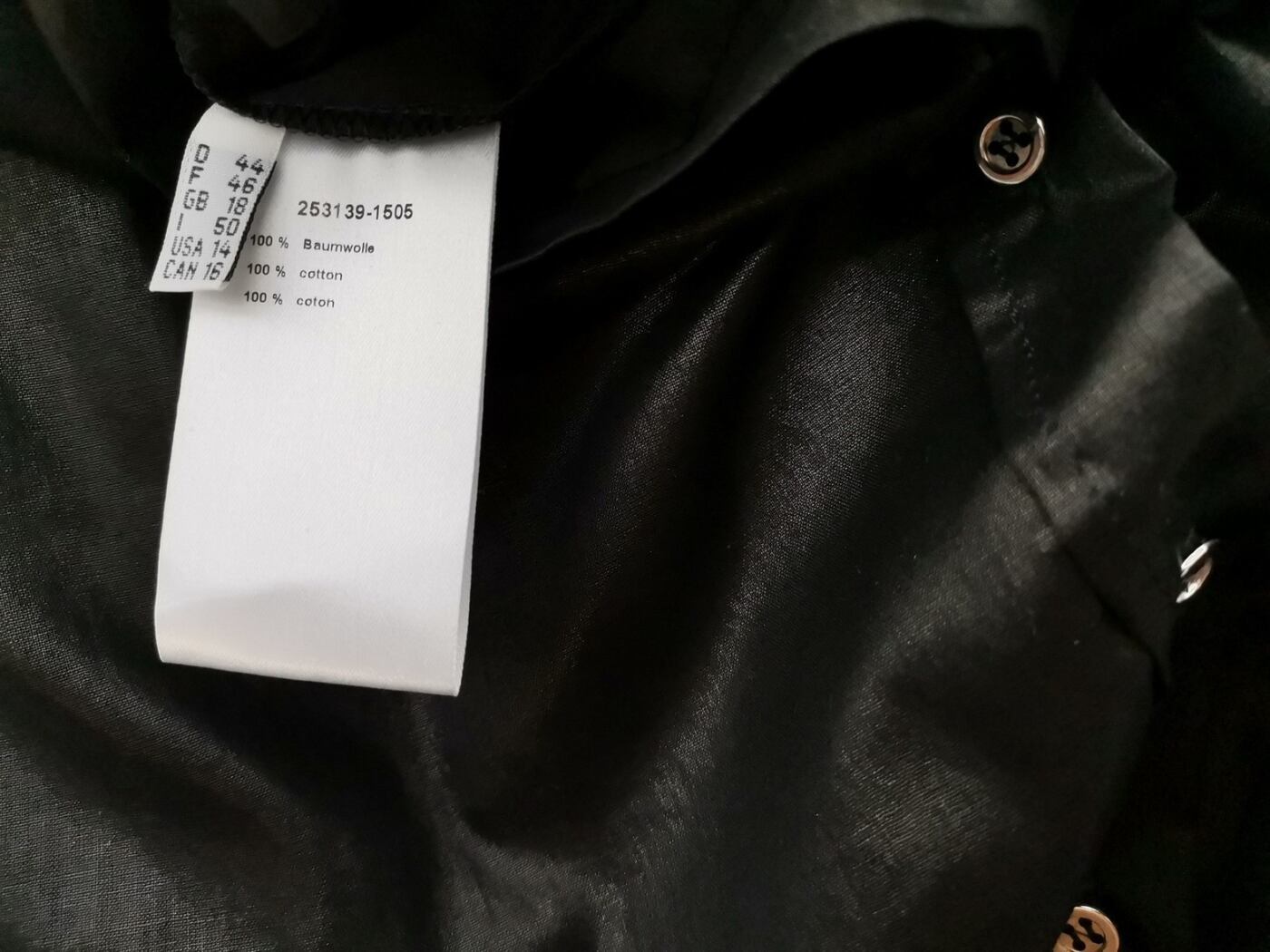 BLACKY DRESS Rozmiar 44 Kolor Czarny Kołnierz Tunika Zapinana Bluzka Krótki rękaw Materiał Bawełna 100% BLACKY DRESS Rozmiar 44 Kolor Czarny Kołnierz Tunika Zapinana Bluzka Krótki rękaw Materiał Bawełna 100%
