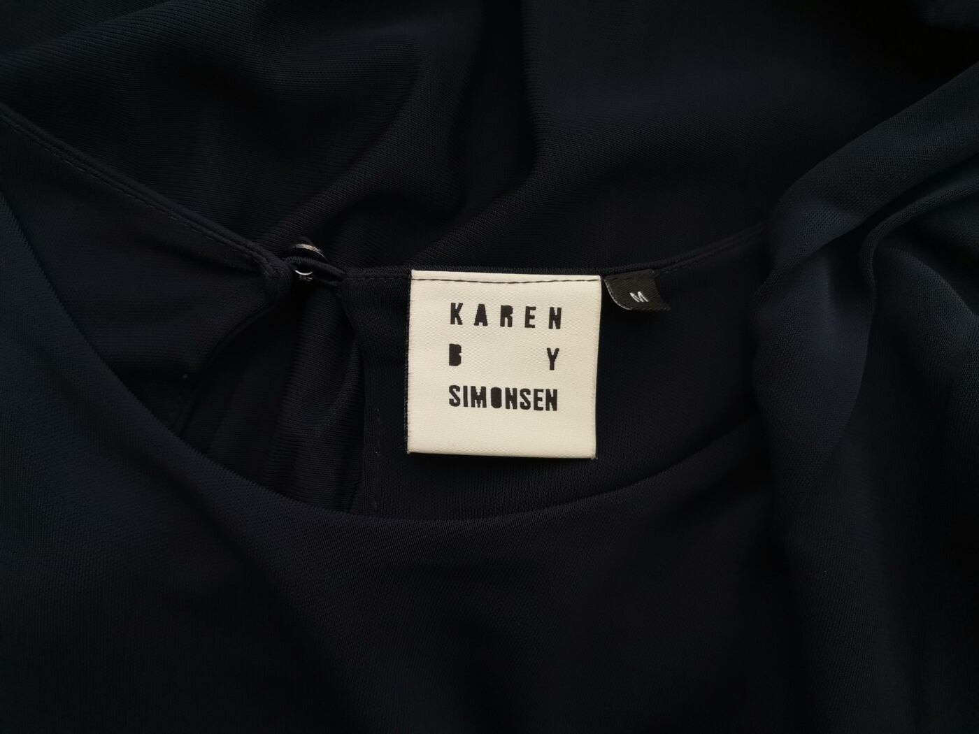 Karen by Simonsen Rozmiar M Kolor Granatowy Okrągły dekolt Sukienka Blouson Długi rękaw Midi Materiał Rayon 100% Karen by Simonsen Rozmiar M Kolor Granatowy Okrągły dekolt Sukienka Blouson Długi rękaw Midi Materiał Rayon 100%