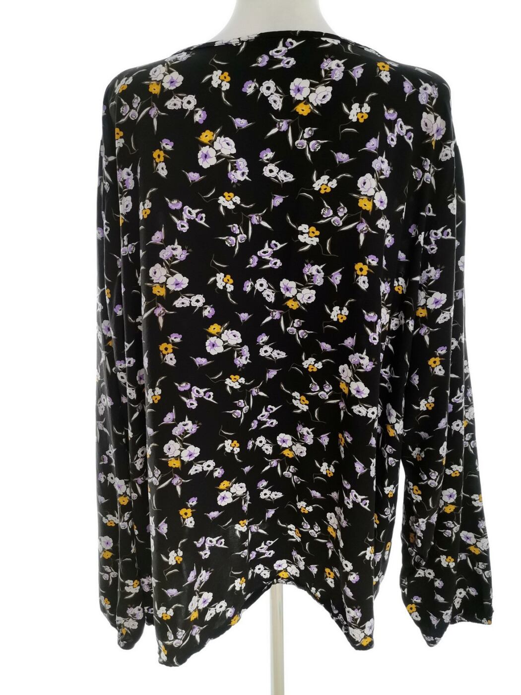 IMG_20220712_135437.jpg VRS woman Rozmiar 52 Kolor Czarny Keyhole Crew Neck Bluzka Długi rękaw Materiał Wiskoza 100%