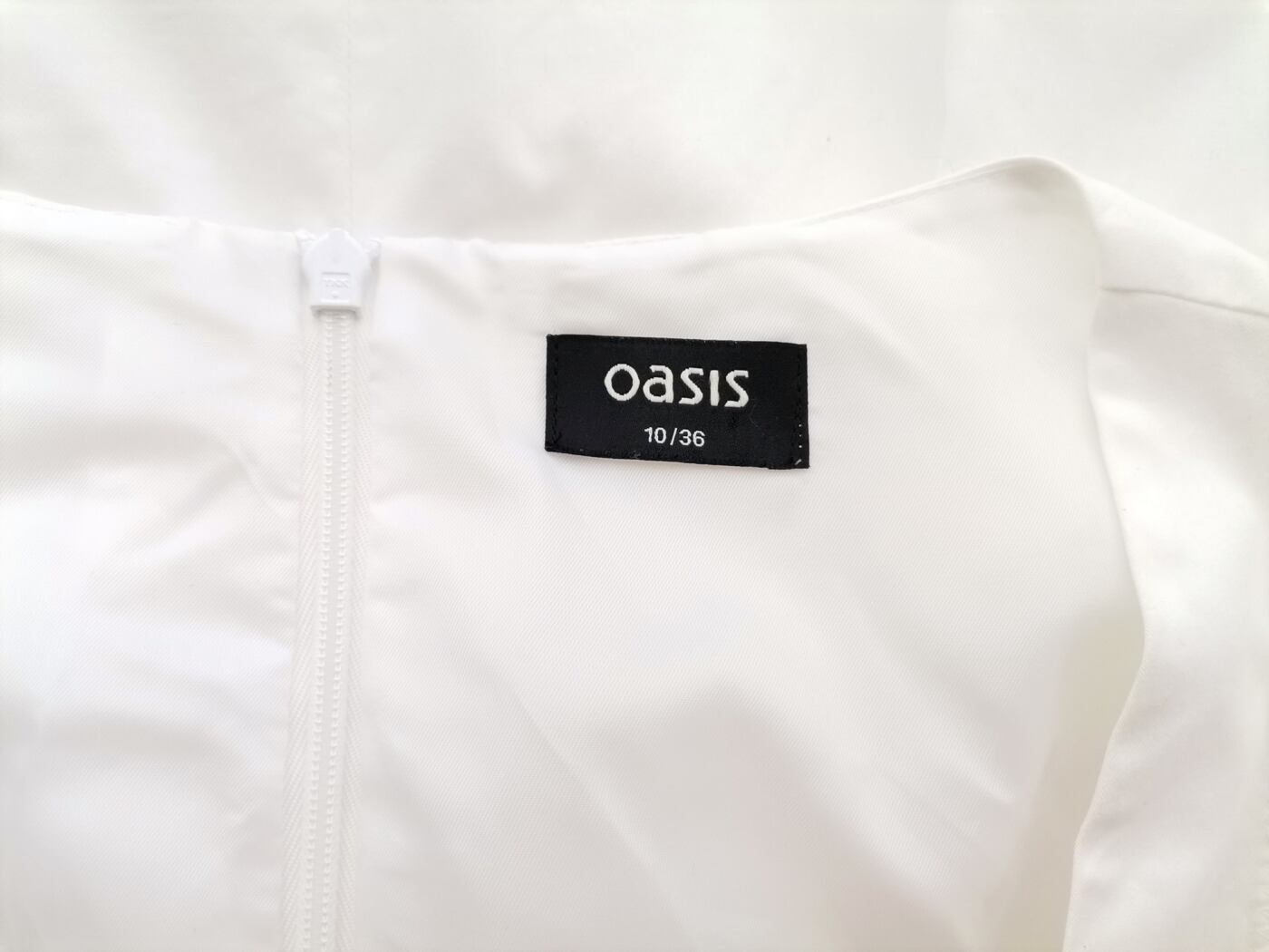 Oasis Rozmiar 10 (36) Kolor Biały Okrągły dekolt Sukienka A-Line Bezrękawnik Do Kolan Materiał Bawełna Oasis Rozmiar 10 (36) Kolor Biały Okrągły dekolt Sukienka A-Line Bezrękawnik Do Kolan Materiał Bawełna