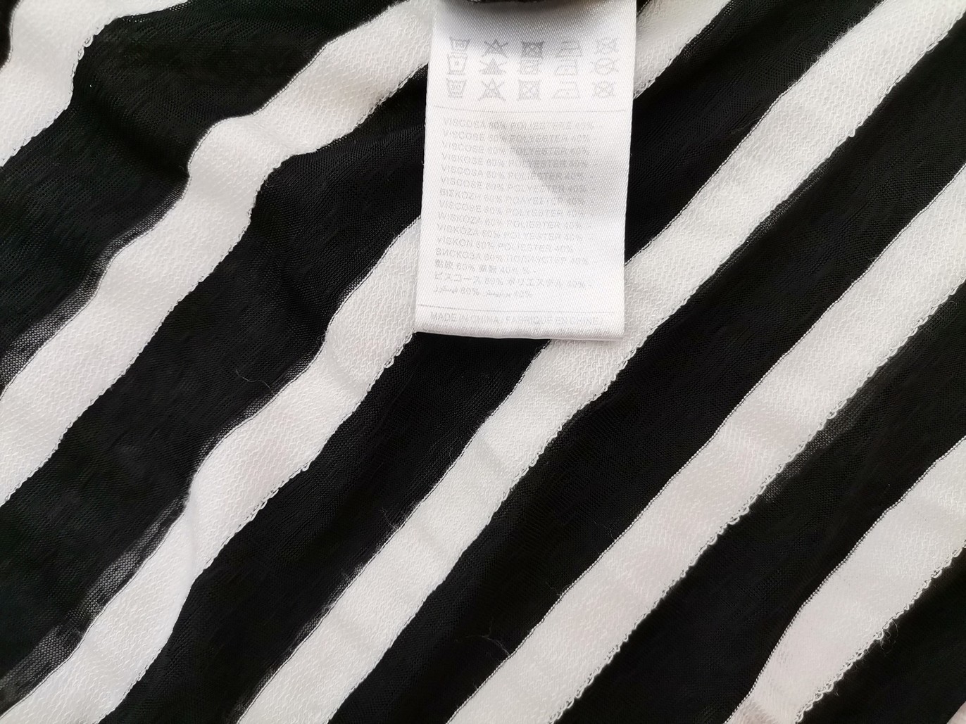 Silvian Heach Rozmiar M Kolor Czarny Pasy Okrągły dekolt Tunika Bluzka Krótki rękaw Materiał Wiskoza Silvian Heach Rozmiar M Kolor Czarny Pasy Okrągły dekolt Tunika Bluzka Krótki rękaw Materiał Wiskoza