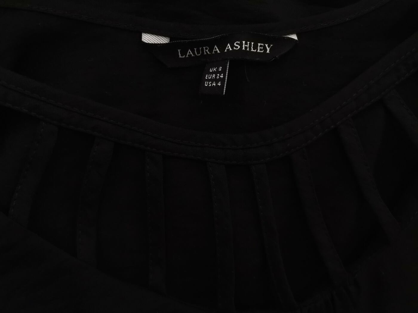 IMG_20220715_135600.jpg Laura ashley Rozmiar 8 (34) Kolor Czarny Okrągły dekolt Bluzka Krótki rękaw Materiał Wiskoza