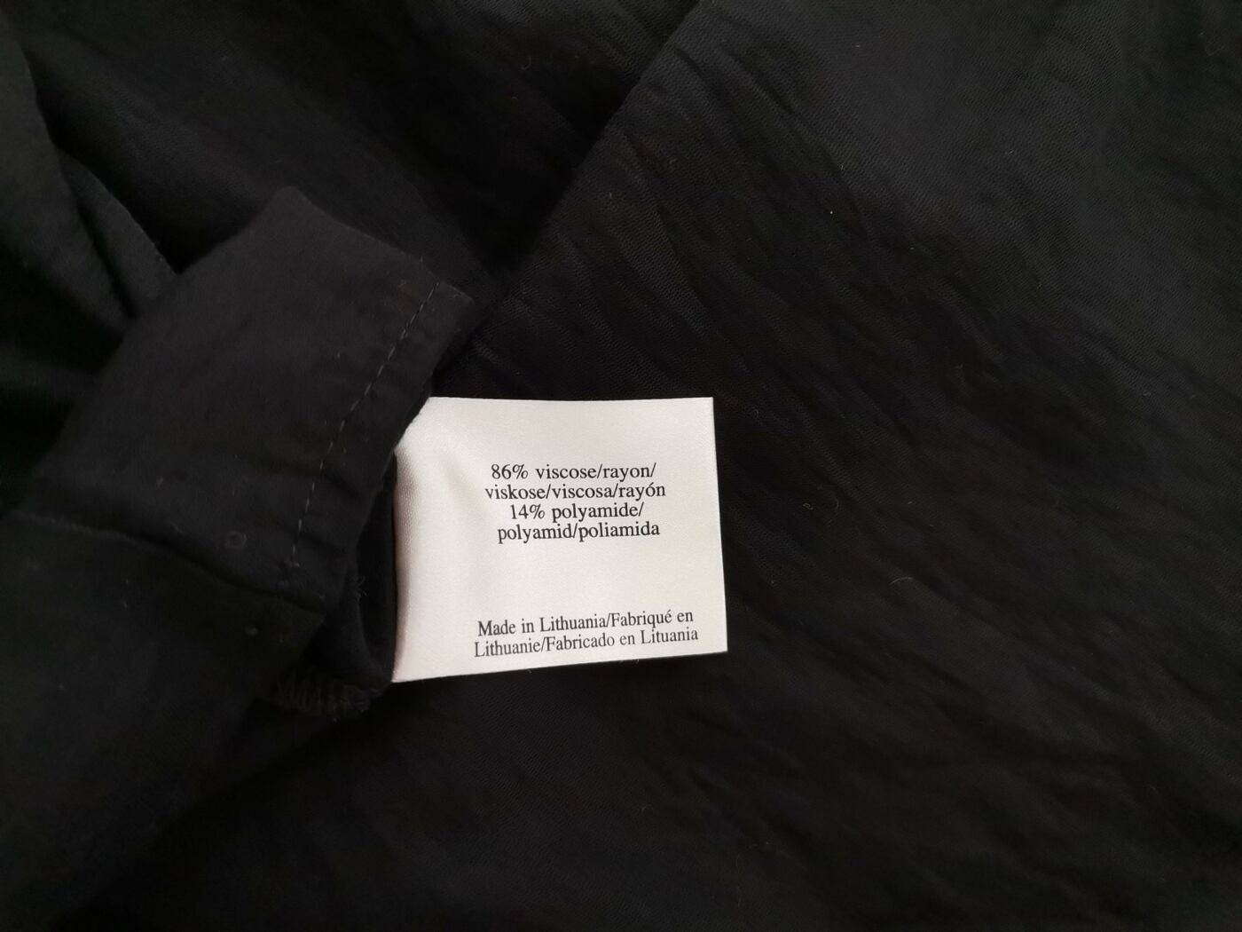 IMG_20220715_135610.jpg Laura ashley Rozmiar 8 (34) Kolor Czarny Okrągły dekolt Bluzka Krótki rękaw Materiał Wiskoza