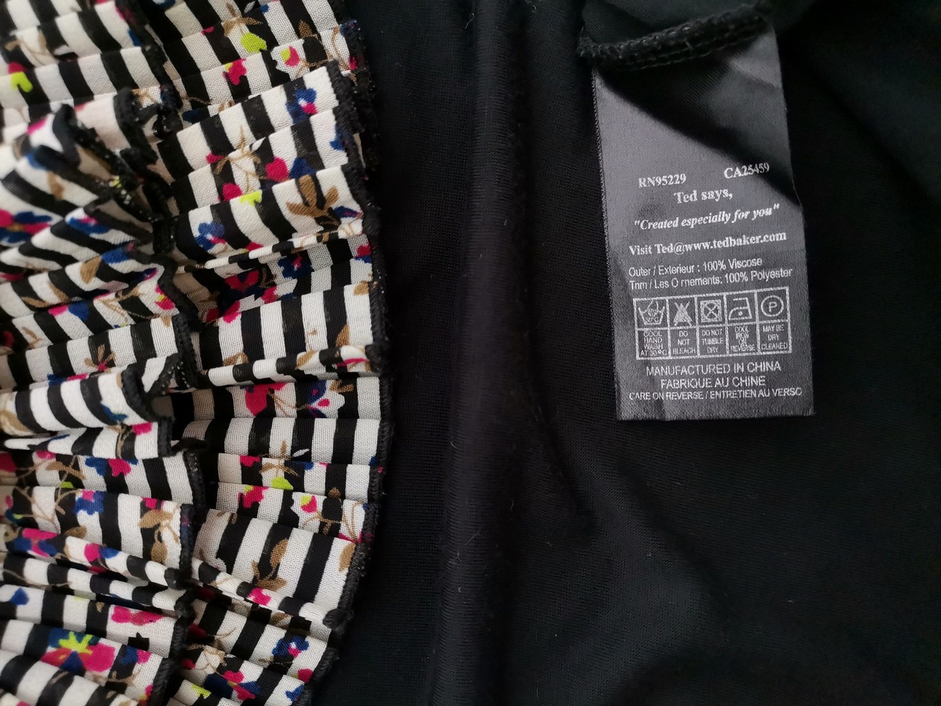 IMG_20220718_123835.jpg Ted Baker Rozmiar 2 (38) Kolor Czarny Dekolt U Bluzka Bezrękawnik Materiał Wiskoza 100%