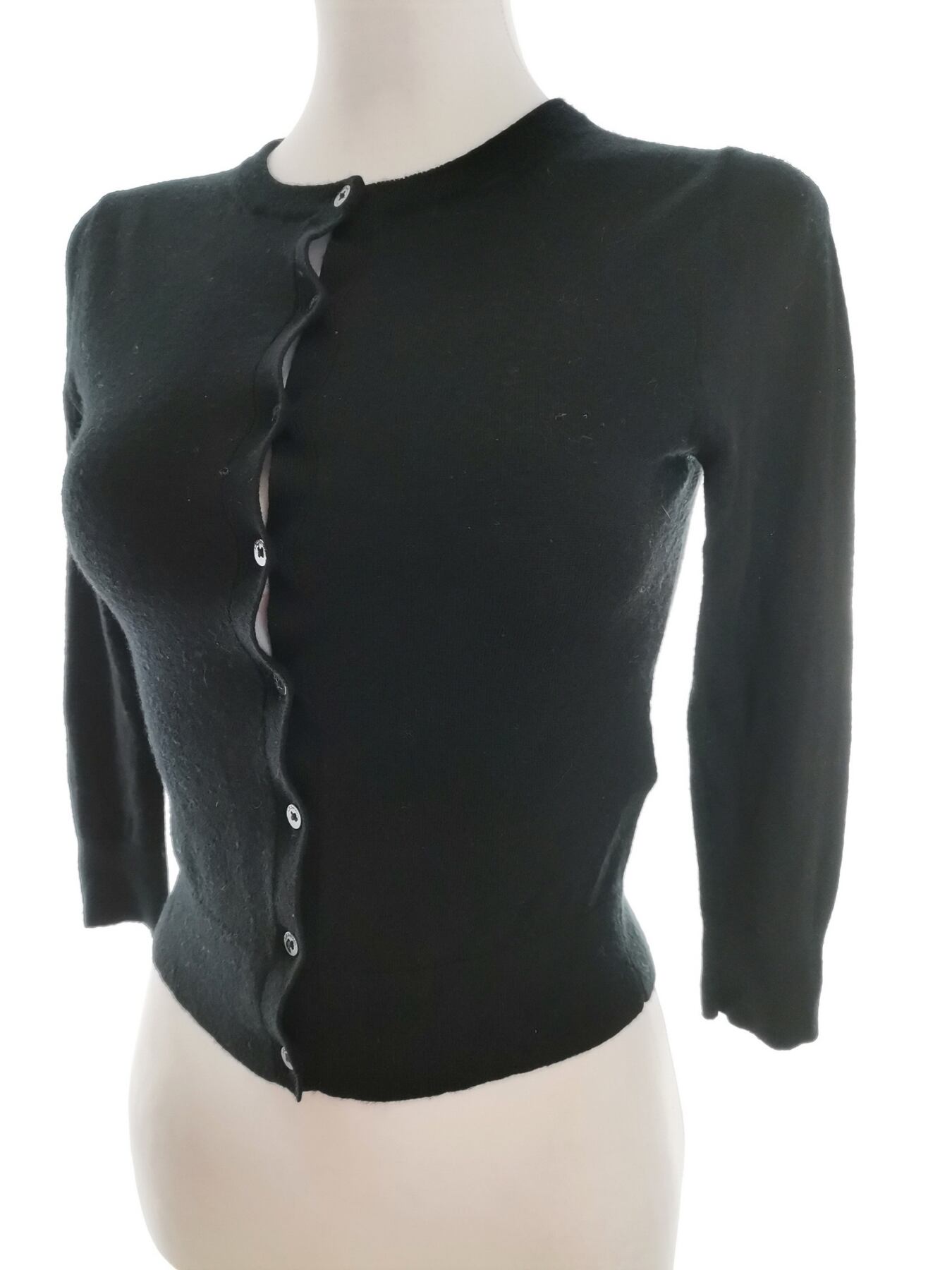 IMG_20220720_103929.jpg L.K. BENNETT Rozmiar XS Kolor Czarny Crew Neck Kardigan Zapinany Rękaw 3/4 Materiał Wełna 100% Cienka dzianina