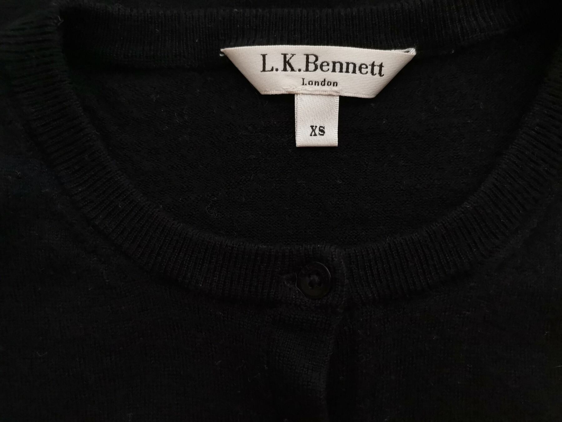 IMG_20220720_103943.jpg L.K. BENNETT Rozmiar XS Kolor Czarny Crew Neck Kardigan Zapinany Rękaw 3/4 Materiał Wełna 100% Cienka dzianina
