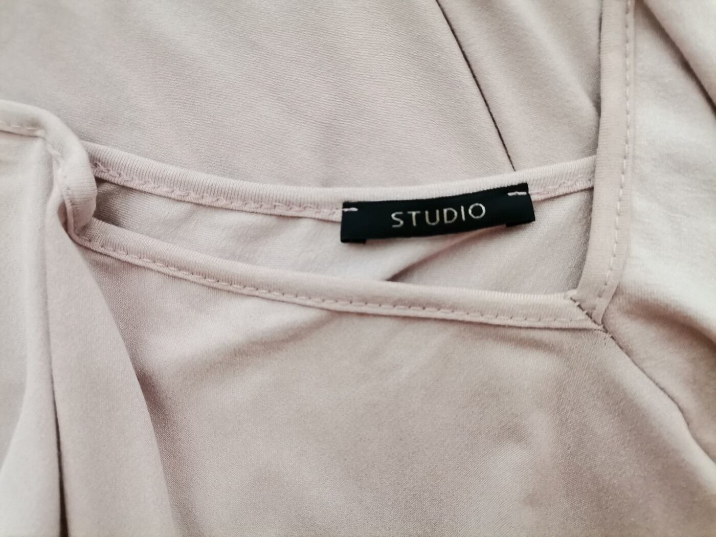 Studio Rozmiar 50/52 Kolor Pudrowy Róż W serek Tunika Bluzka Rękaw 3/4 Materiał Wiskoza Studio Rozmiar 50/52 Kolor Pudrowy Róż W serek Tunika Bluzka Rękaw 3/4 Materiał Wiskoza
