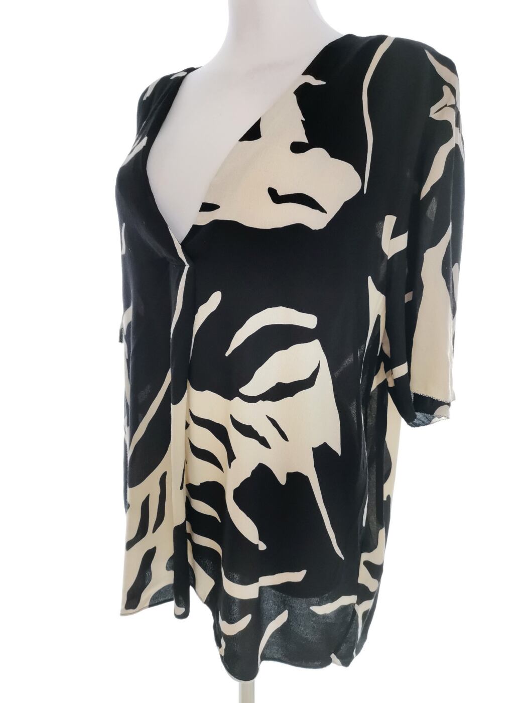 BY MALENE BIRGER Rozmiar 44 Kolor Czarny W serek Tunika Bluzka Krótki rękaw Materiał Wiskoza 100% BY MALENE BIRGER Rozmiar 44 Kolor Czarny W serek Tunika Bluzka Krótki rękaw Materiał Wiskoza 100%