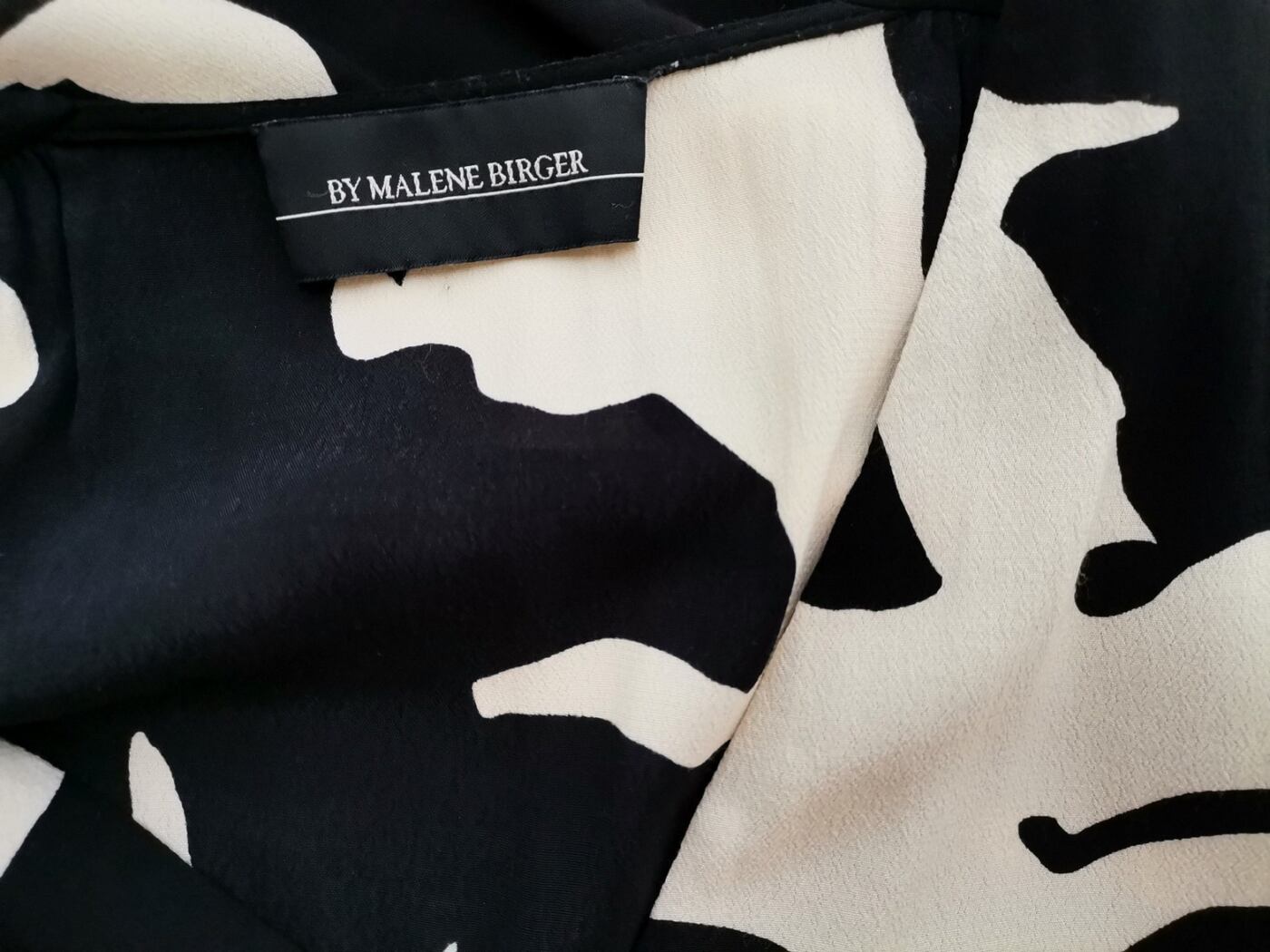 BY MALENE BIRGER Rozmiar 44 Kolor Czarny W serek Tunika Bluzka Krótki rękaw Materiał Wiskoza 100% BY MALENE BIRGER Rozmiar 44 Kolor Czarny W serek Tunika Bluzka Krótki rękaw Materiał Wiskoza 100%