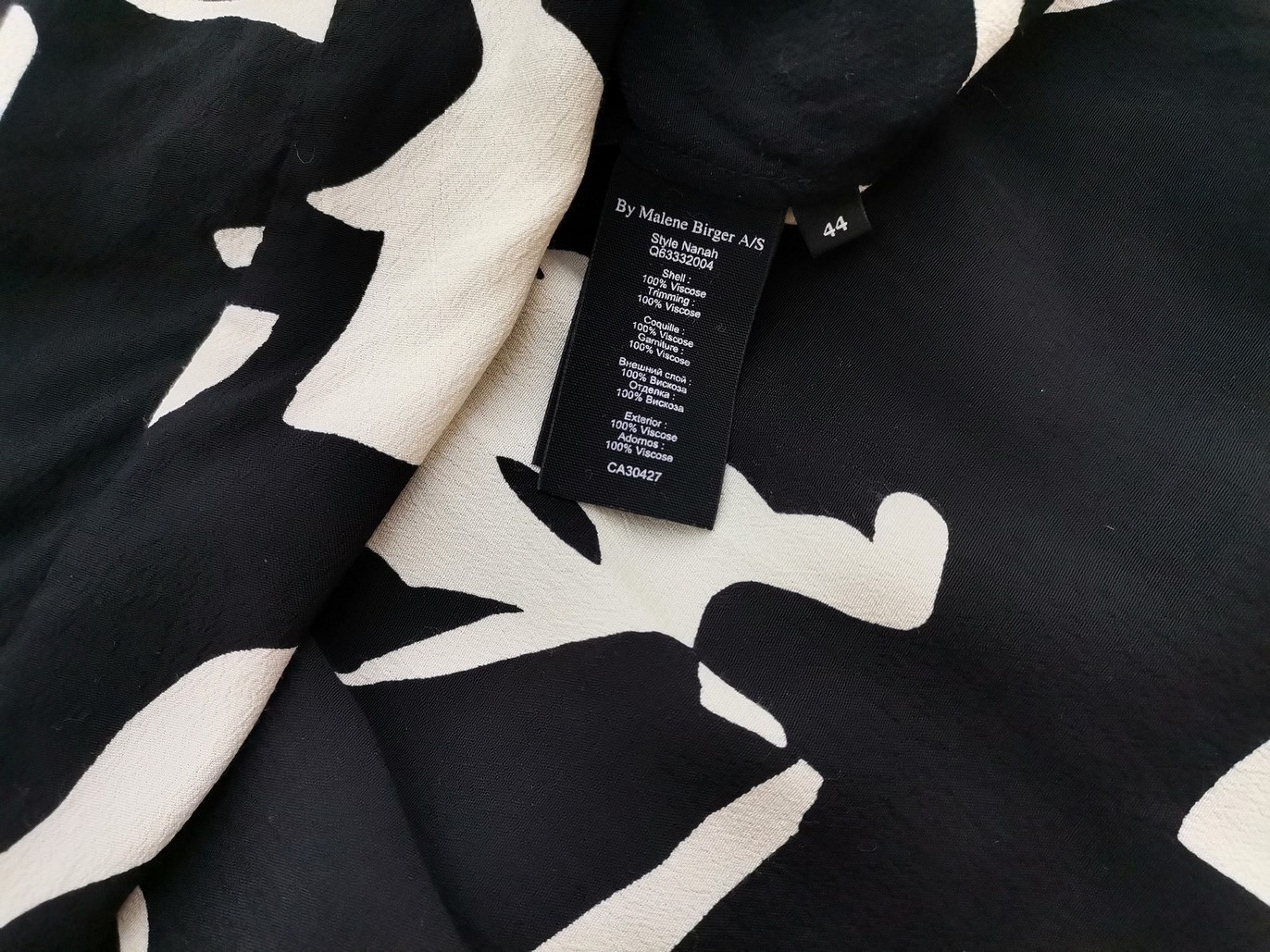 BY MALENE BIRGER Rozmiar 44 Kolor Czarny W serek Tunika Bluzka Krótki rękaw Materiał Wiskoza 100% BY MALENE BIRGER Rozmiar 44 Kolor Czarny W serek Tunika Bluzka Krótki rękaw Materiał Wiskoza 100%