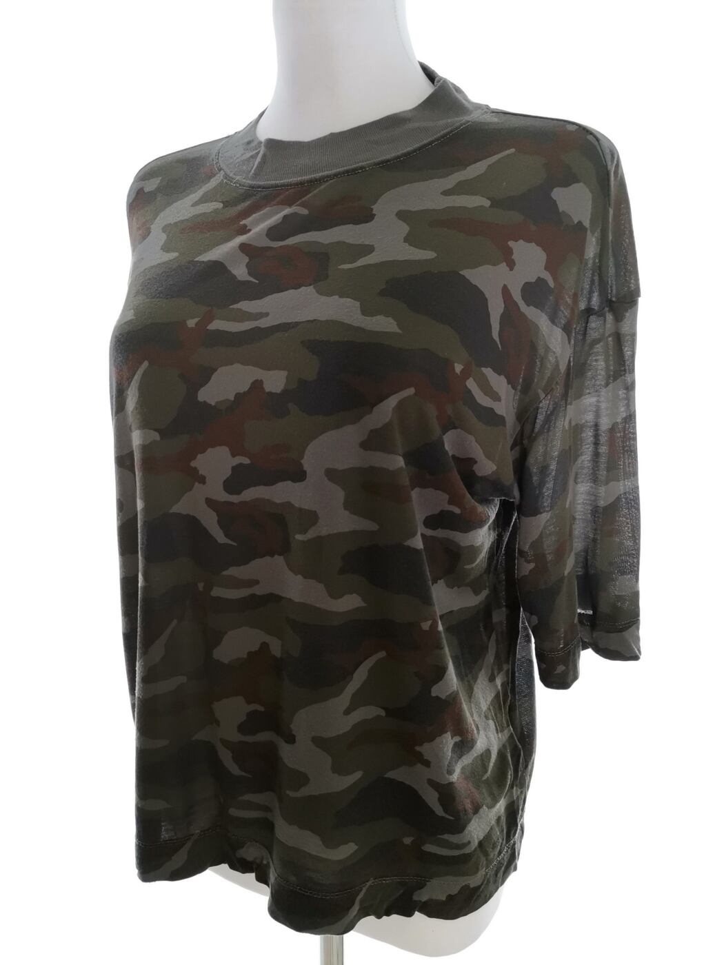 IMG_20220726_134441.jpg STAY Rozmiar M Kolor Khaki Kamuflaż Crew Neck Bluzka Krótki rękaw Materiał Modal 100%