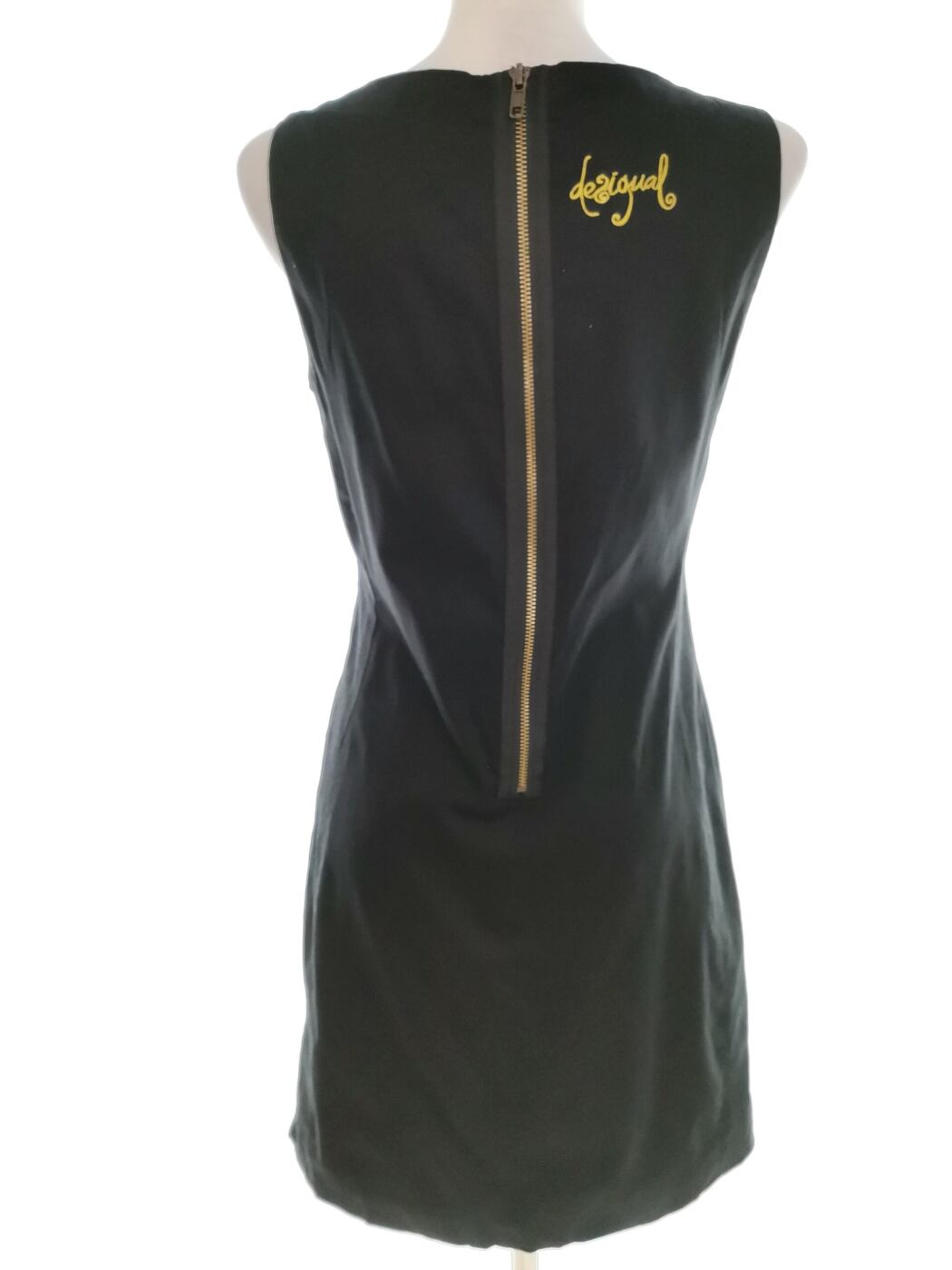 DESIGUAL Rozmiar 36 Kolor Czarny W łódkę Sukienka Sweterkowa Bezrękawnik Do Kolan Materiał Bawełna DESIGUAL Rozmiar 36 Kolor Czarny W łódkę Sukienka Sweterkowa Bezrękawnik Do Kolan Materiał Bawełna