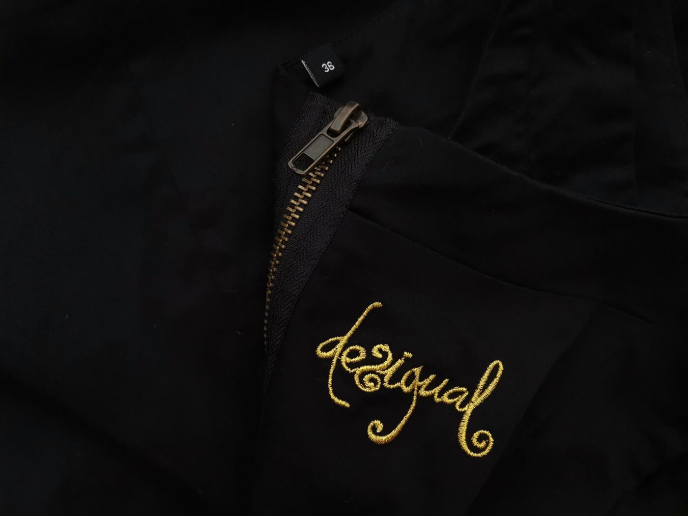 DESIGUAL Rozmiar 36 Kolor Czarny W łódkę Sukienka Sweterkowa Bezrękawnik Do Kolan Materiał Bawełna DESIGUAL Rozmiar 36 Kolor Czarny W łódkę Sukienka Sweterkowa Bezrękawnik Do Kolan Materiał Bawełna