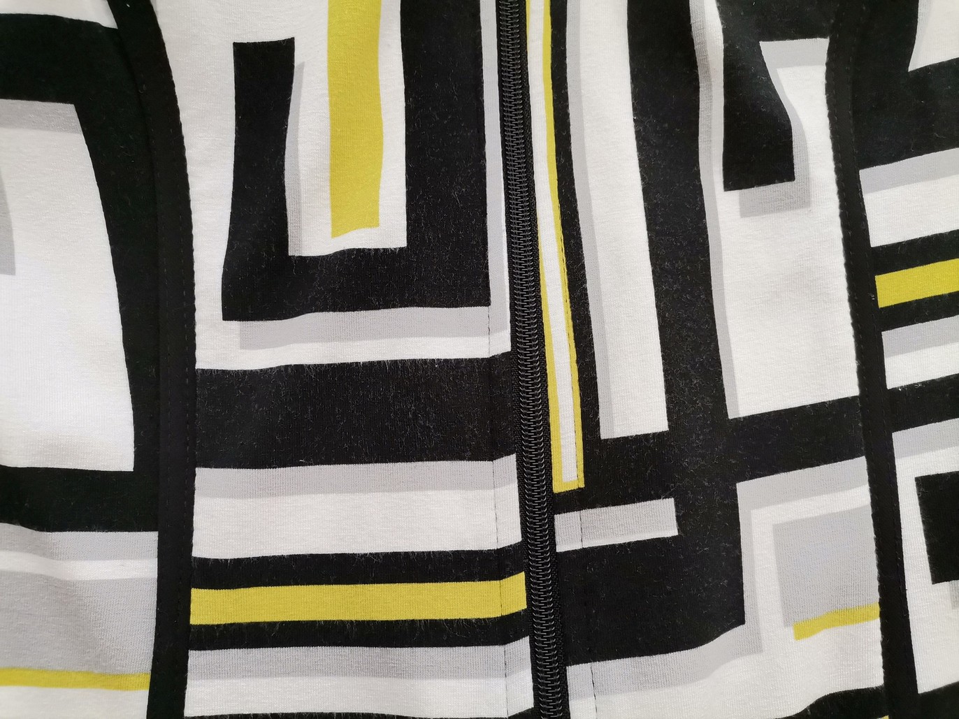 IMG_20220727_144527.jpg Joseph Ribkoff Rozmiar 8 (36) Kolor Czarny Geometryczny Crew Neck Bluzka na suwak Rękaw 3/4