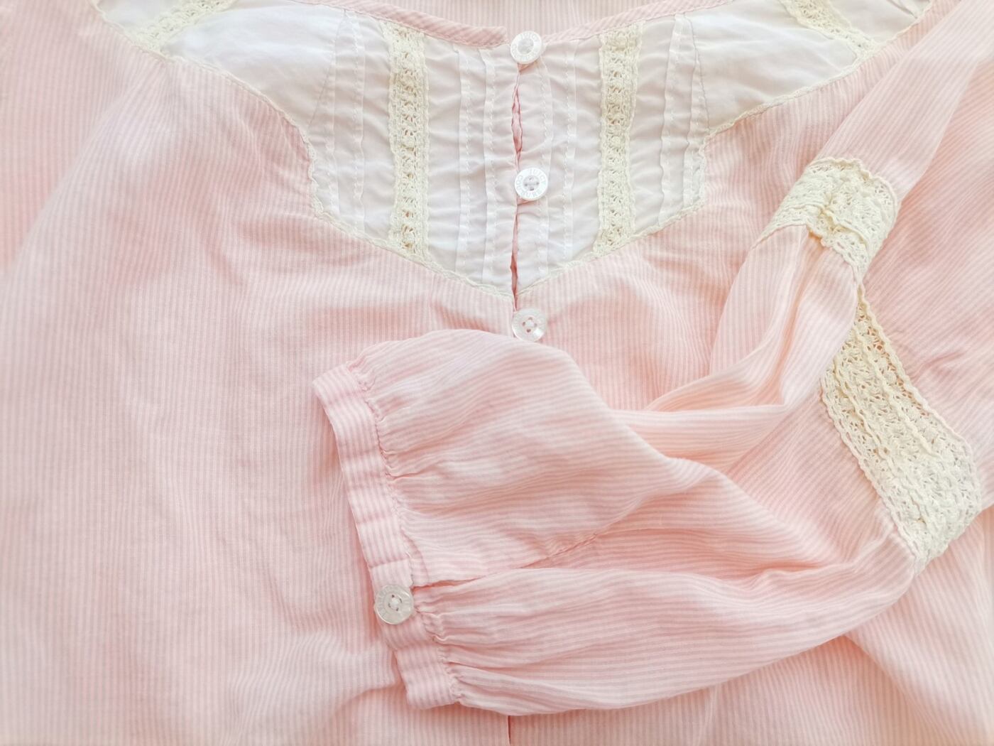 IMG_20220802_112915.jpg Juicy couture Rozmiar 4 (38) Kolor Różowy Pasy Okrągły dekolt Bluzka Zapinana Rękaw 3/4