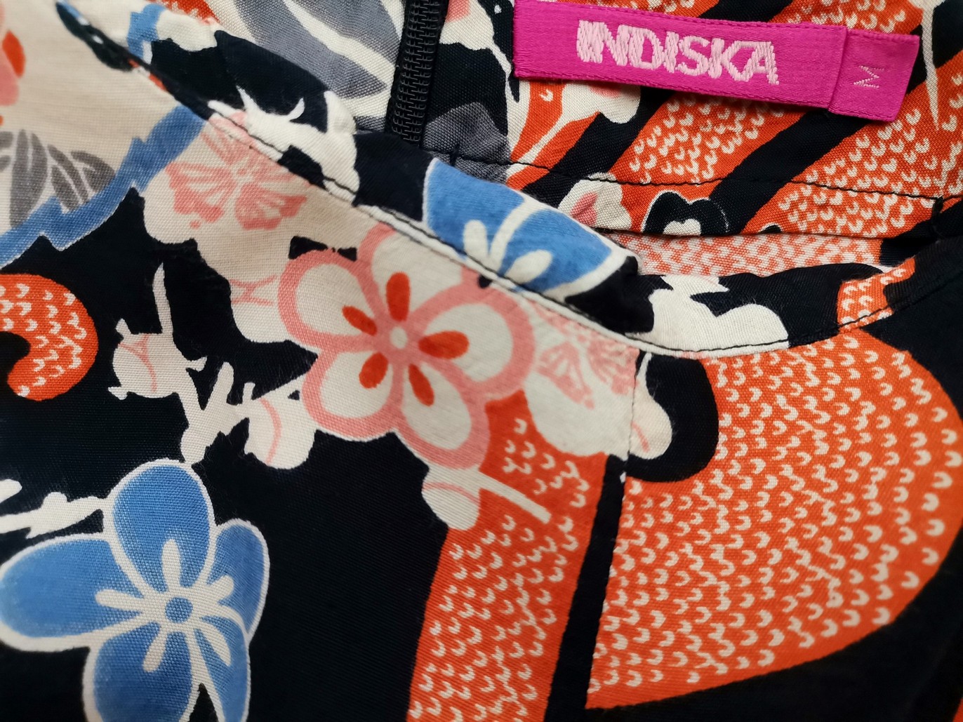 Indiska Rozmiar M Kolor Czarny Okrągły dekolt Sukienka Prostokątna Krótki rękaw Do Kolan Materiał Wiskoza 100%