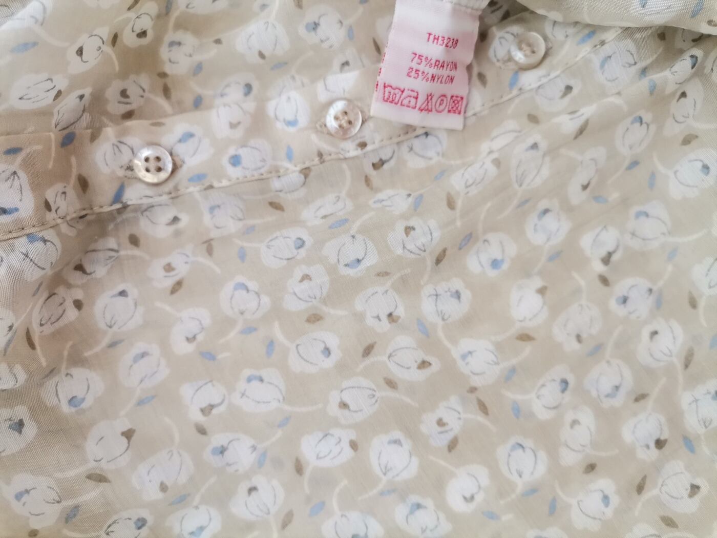 IMG_20220804_134128.jpg Carla F Rozmiar 36 Kolor Beżowy Okrągły dekolt Bluzka Zapinana Krótki rękaw Materiał Rayon