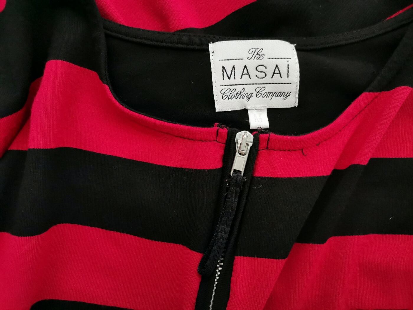 The Masai Rozmiar M Kolor Czarny Pasy Okrągły dekolt Sukienka Sweterkowa Długi rękaw Midi The Masai Rozmiar M Kolor Czarny Pasy Okrągły dekolt Sukienka Sweterkowa Długi rękaw Midi