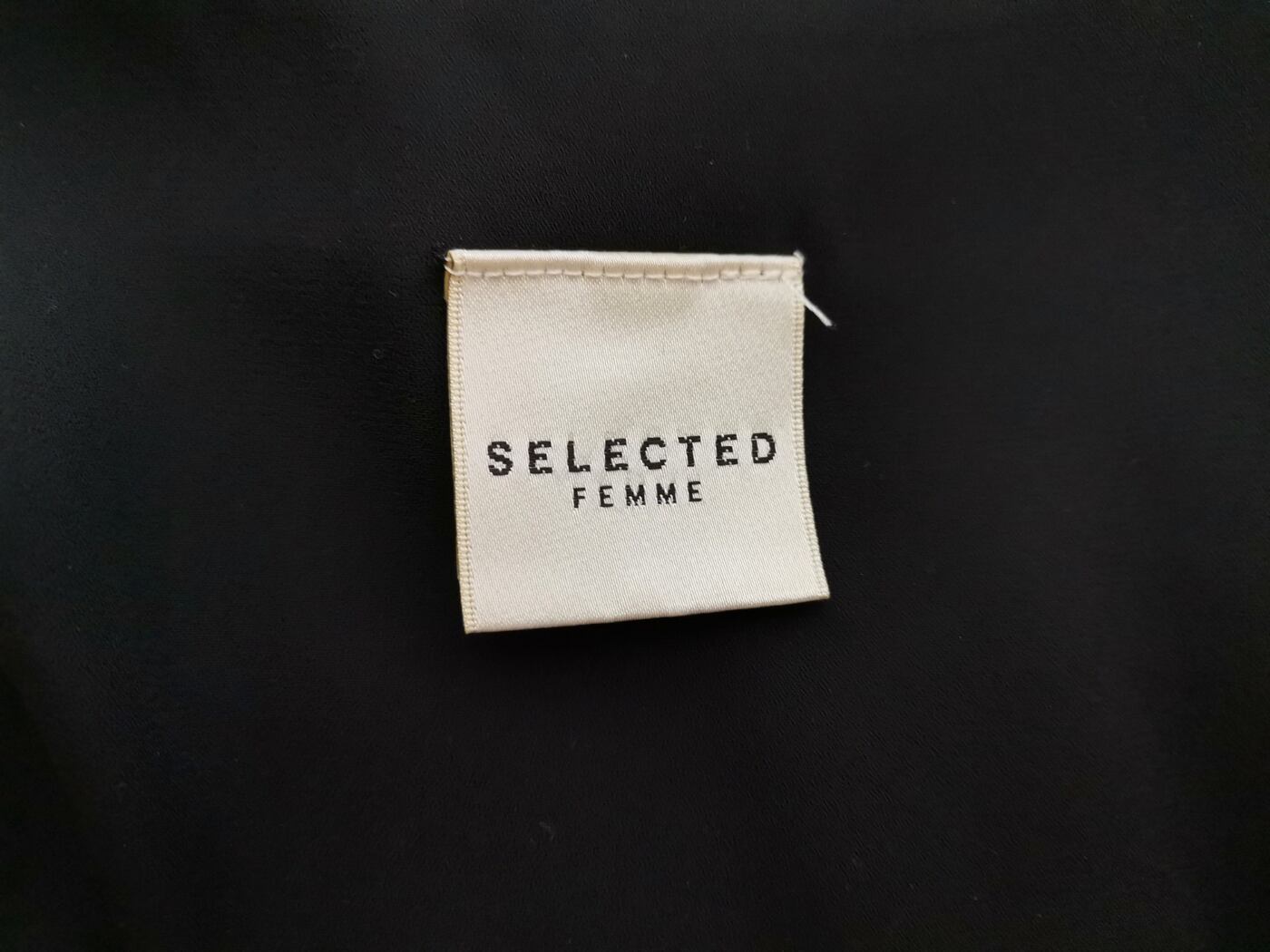 Selected femme Rozmiar 40 Kolor Czarny W serek Tunika Zapinana Bluzka Długi rękaw Selected femme Rozmiar 40 Kolor Czarny W serek Tunika Zapinana Bluzka Długi rękaw
