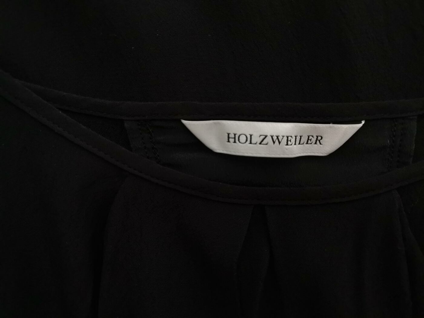 HOLZWEILER Rozmiar XS Kolor Czarny Okrągły dekolt Sukienka Koszulowa Długi rękaw Midi Materiał Wiskoza 100% HOLZWEILER Rozmiar XS Kolor Czarny Okrągły dekolt Sukienka Koszulowa Długi rękaw Midi Materiał Wiskoza 100%