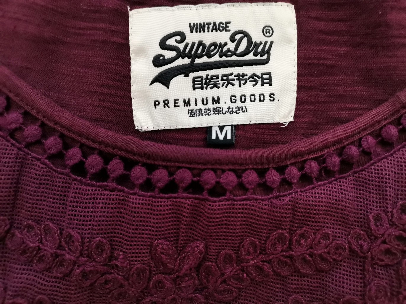 IMG_20220817_130305.jpg Superdry Rozmiar M Kolor Purpurowy Dekolt U Bluzka Bezrękawnik Materiał Bawełna 100%
