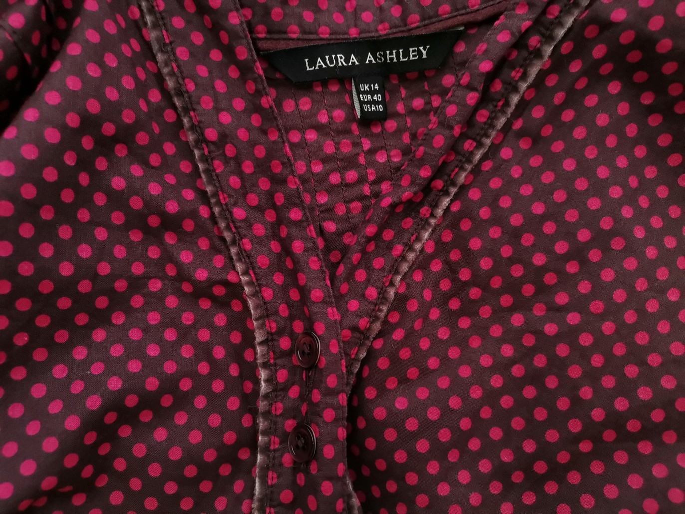 IMG_20220818_104241.jpg Laura ashley Rozmiar 14 (40) Kolor Purpurowy Grochy Split Crew Neck Bluzka Zapinana Długi rękaw Materiał Bawełna 100%