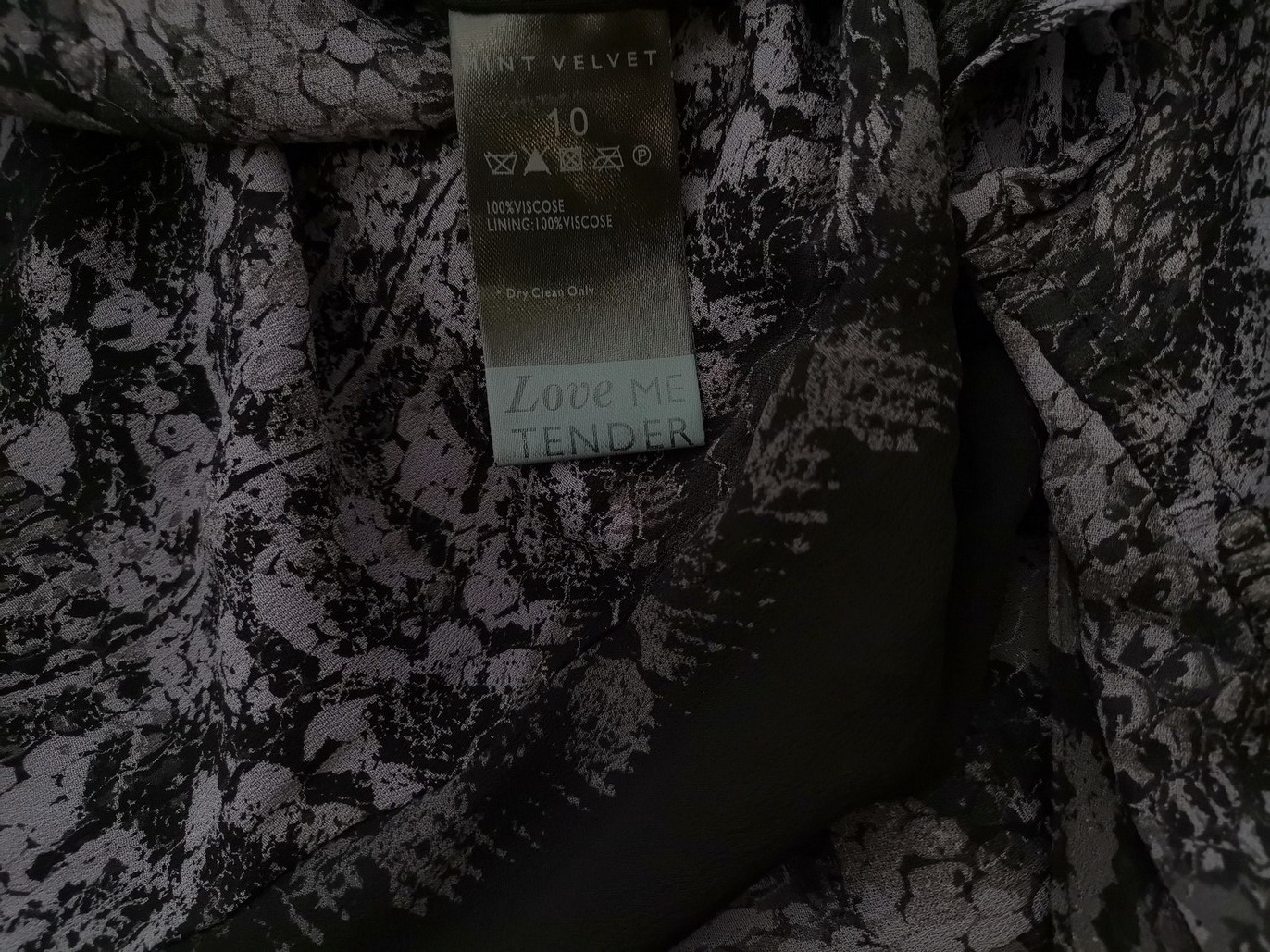 Mint Velvet Rozmiar 10 (38) Kolor Czarny Okrągły dekolt Sukienka Ołówkowa Bezrękawnik Midi Materiał Wiskoza 100% Mint Velvet Rozmiar 10 (38) Kolor Czarny Okrągły dekolt Sukienka Ołówkowa Bezrękawnik Midi Materiał Wiskoza 100%