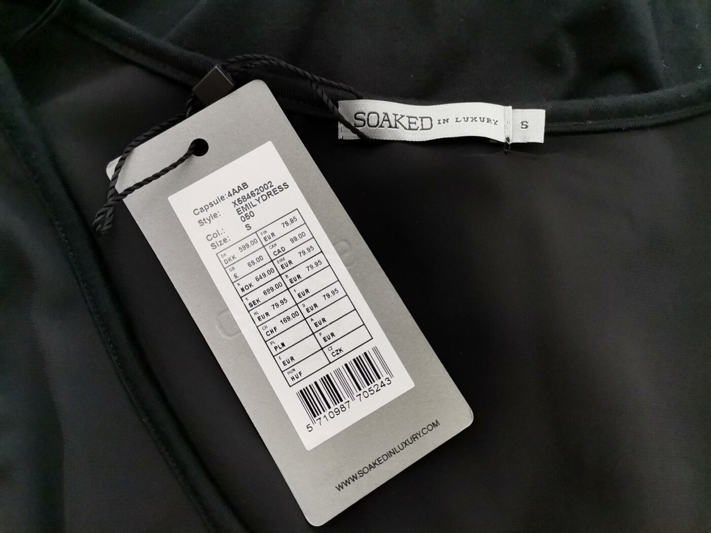 Soaked in luxury Rozmiar S Kolor Czarny Okrągły dekolt Sukienka Blouson Bezrękawnik Midi Materiał Wiskoza Soaked in luxury Rozmiar S Kolor Czarny Okrągły dekolt Sukienka Blouson Bezrękawnik Midi Materiał Wiskoza