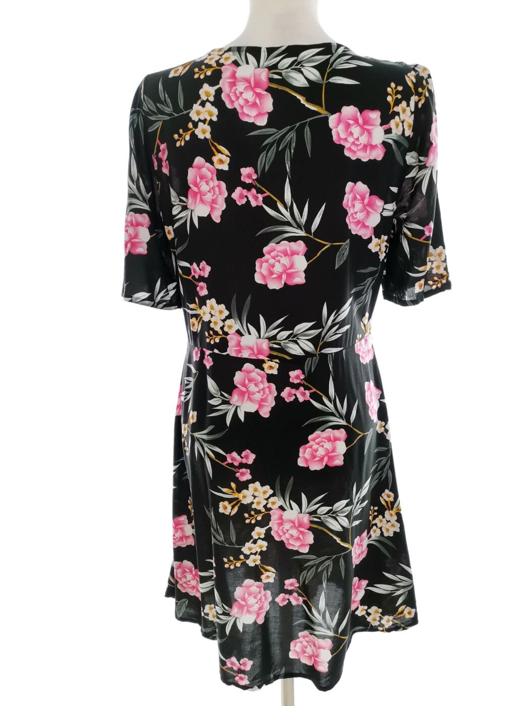 Vero moda Rozmiar S Kolor Czarny W serek Sukienka Koszulowa Krótki rękaw Do Kolan Materiał Wiskoza 100% Vero moda Rozmiar S Kolor Czarny W serek Sukienka Koszulowa Krótki rękaw Do Kolan Materiał Wiskoza 100%