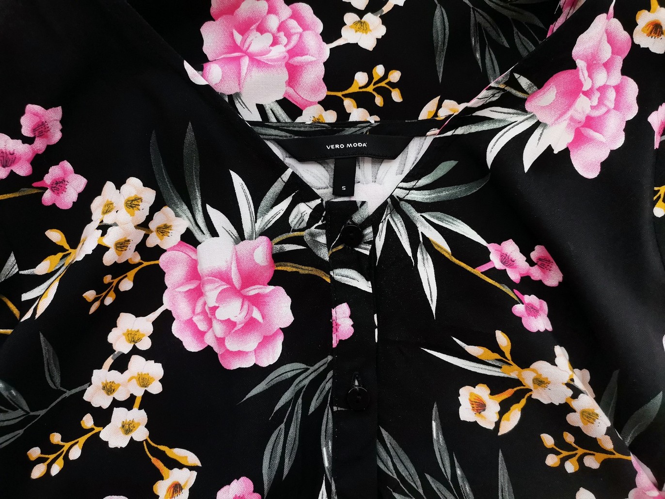 Vero moda Rozmiar S Kolor Czarny W serek Sukienka Koszulowa Krótki rękaw Do Kolan Materiał Wiskoza 100% Vero moda Rozmiar S Kolor Czarny W serek Sukienka Koszulowa Krótki rękaw Do Kolan Materiał Wiskoza 100%