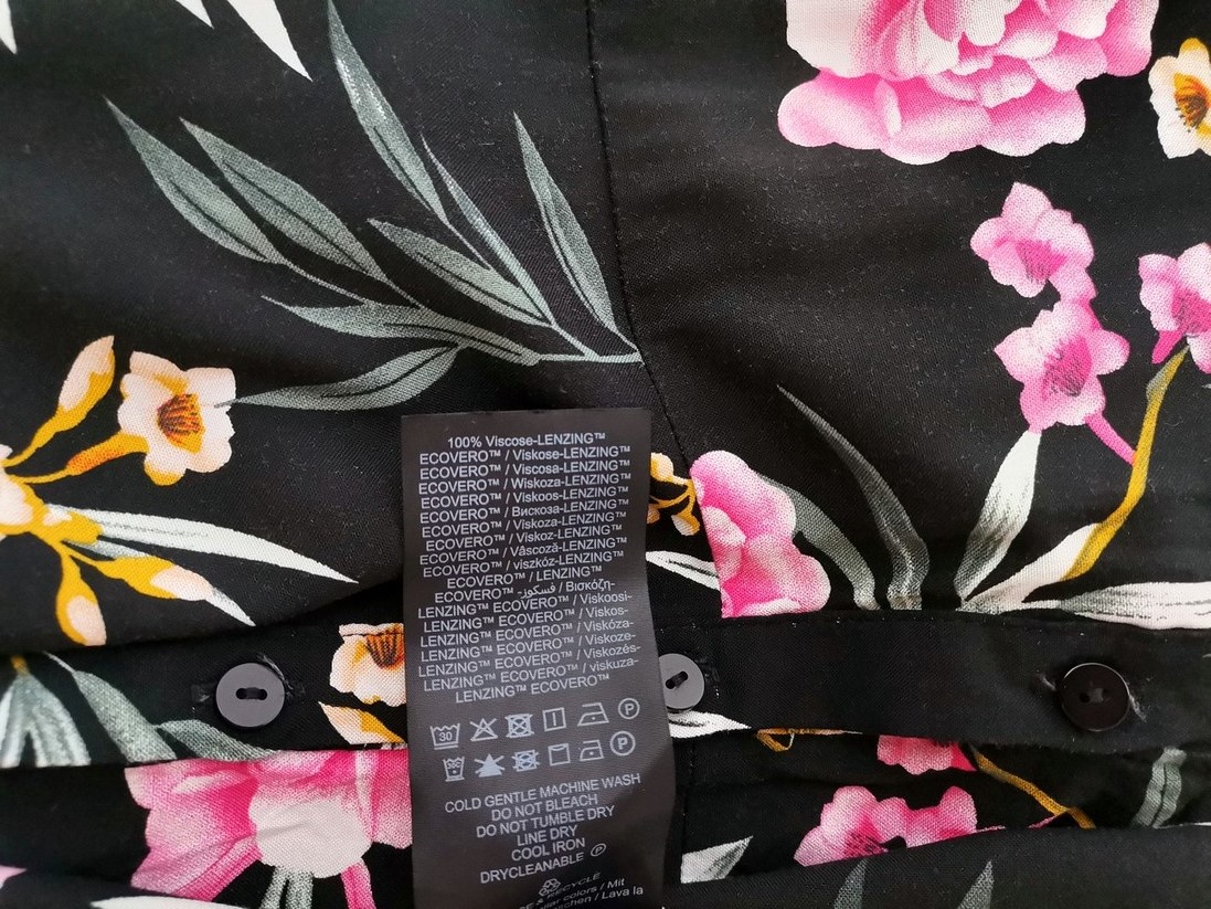 Vero moda Rozmiar S Kolor Czarny W serek Sukienka Koszulowa Krótki rękaw Do Kolan Materiał Wiskoza 100% Vero moda Rozmiar S Kolor Czarny W serek Sukienka Koszulowa Krótki rękaw Do Kolan Materiał Wiskoza 100%