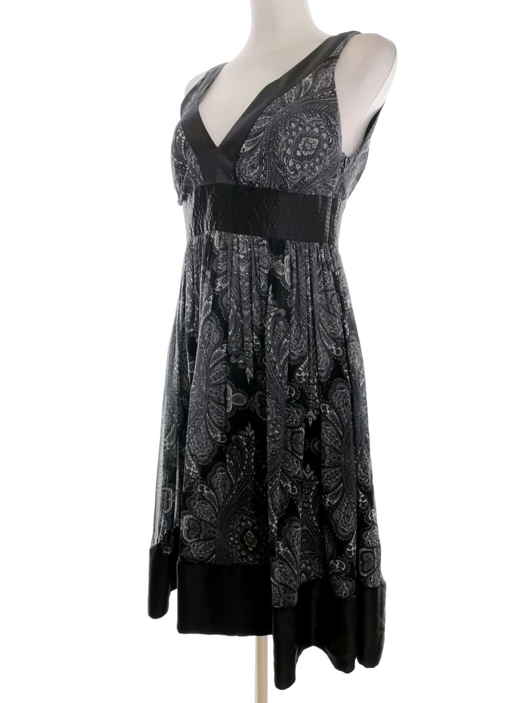 Zara Rozmiar M Kolor Czarny W serek Sukienka A-Line Bezrękawnik Midi Materiał Jedwab 100% Zara Rozmiar M Kolor Czarny W serek Sukienka A-Line Bezrękawnik Midi Materiał Jedwab 100%