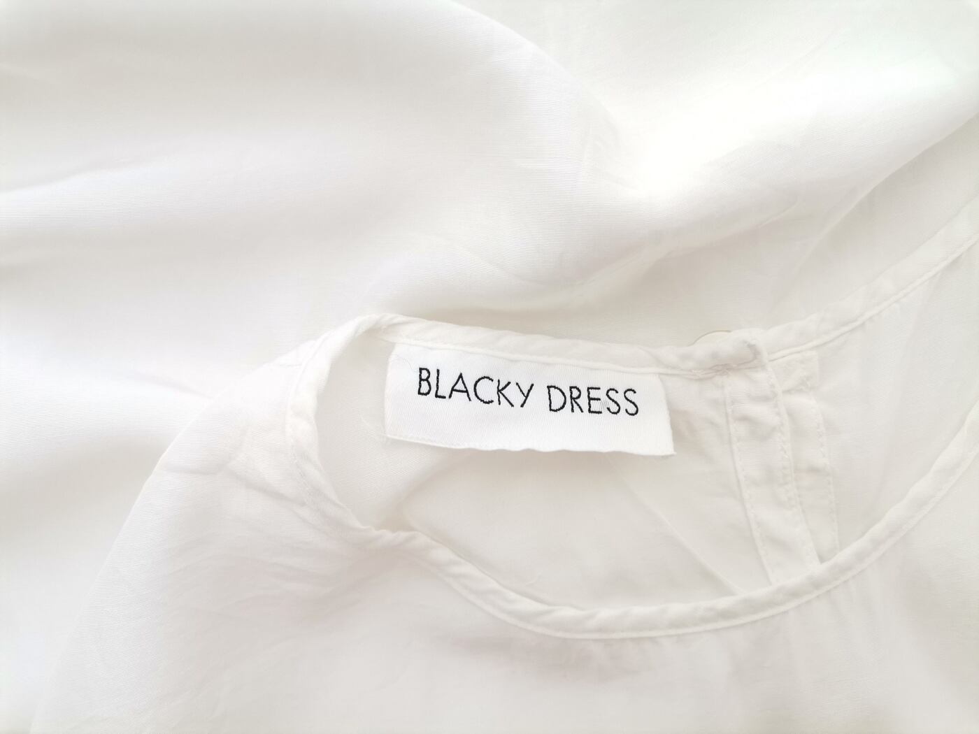 BLACKY DRESS Rozmiar 42 Kolor Biały Crew Neck Tunika Bluzka Krótki rękaw Materiał Wiskoza BLACKY DRESS Rozmiar 42 Kolor Biały Crew Neck Tunika Bluzka Krótki rękaw Materiał Wiskoza