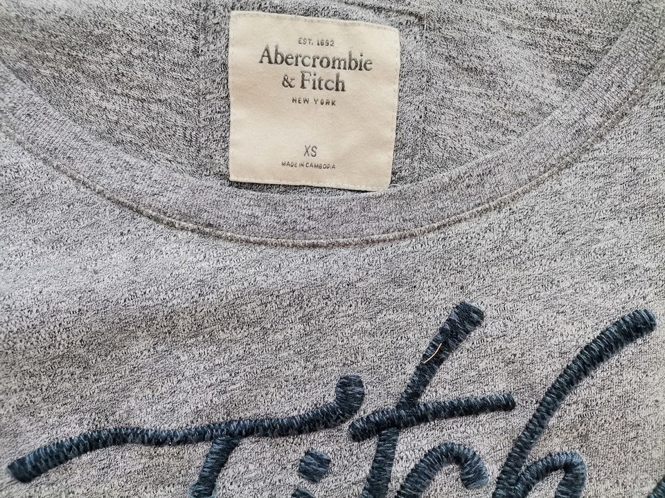 IMG_20220826_110212.jpg ABERCROMBIE & FITCH Rozmiar XS Kolor Szary Okrągły dekolt Bluzka Długi rękaw Materiał Bawełna