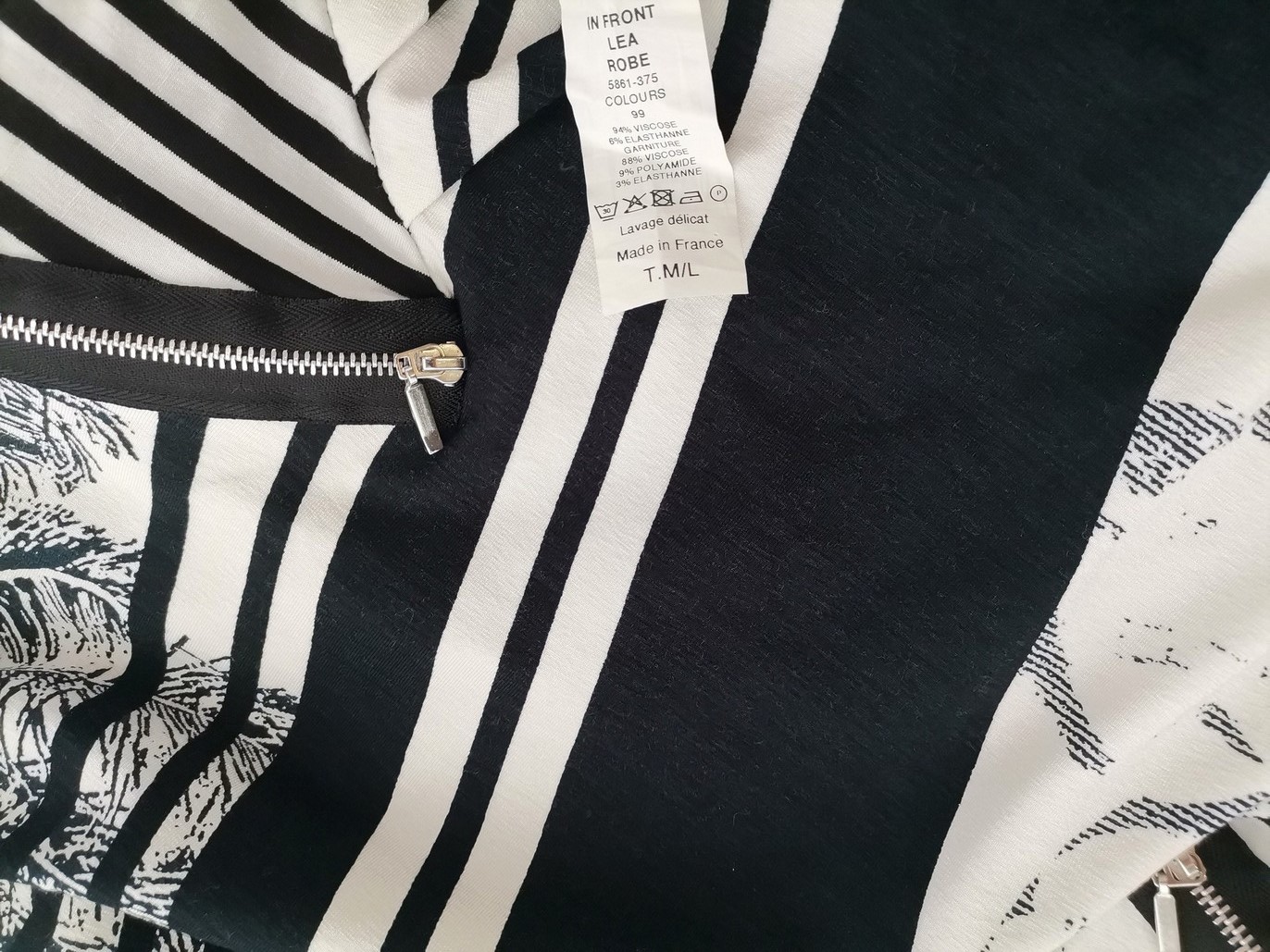 In front Rozmiar M/L Kolor Czarny Okrągły dekolt Sukienka Prostokątna Krótki rękaw Do Kolan Materiał Wiskoza
