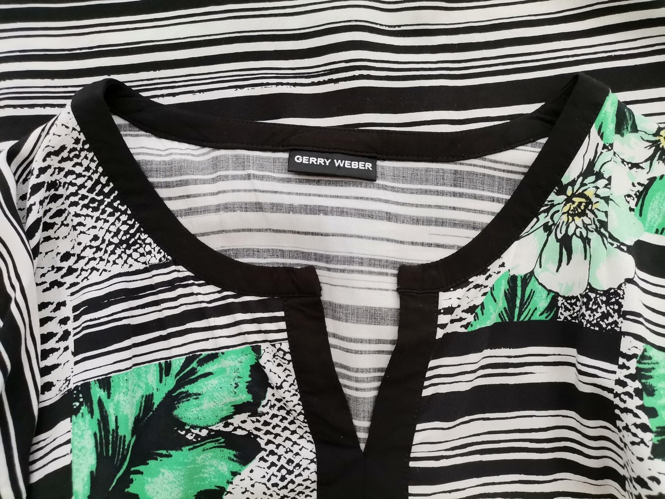 IMG_20220901_140225.jpg Gerry weber Rozmiar 46/48 Kolor Czarny Split Crew Neck Bluzka Krótki rękaw