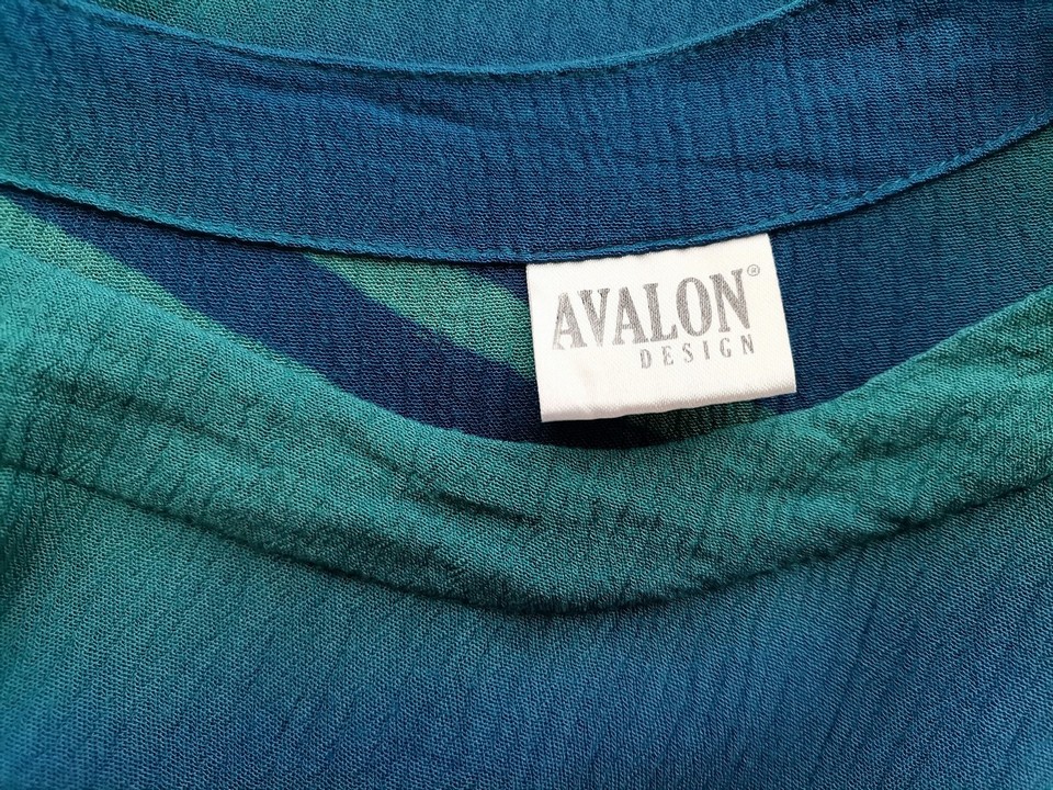 IMG_20220907_103843.jpg Avalon design Rozmiar 42/44 Kolor Niebieski Okrągły dekolt Bluzka Krótki rękaw Materiał Wiskoza 100%