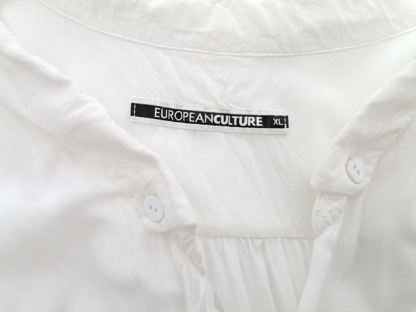 European Culture Rozmiar XL Kolor Biały Kołnierz Tunika Zapinana Bluzka Krótki rękaw Materiał Wiskoza 100% European Culture Rozmiar XL Kolor Biały Kołnierz Tunika Zapinana Bluzka Krótki rękaw Materiał Wiskoza 100%