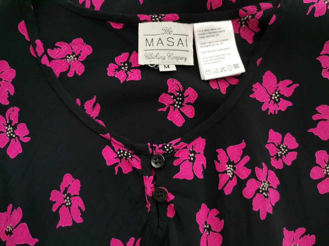 The Masai Rozmiar M Kolor Czarny Okrągły dekolt Tunika Bluzka Krótki rękaw Materiał Wiskoza 100% The Masai Rozmiar M Kolor Czarny Okrągły dekolt Tunika Bluzka Krótki rękaw Materiał Wiskoza 100%