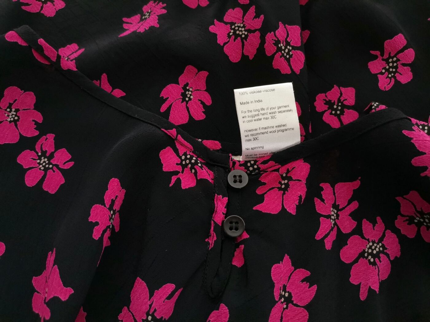 The Masai Rozmiar M Kolor Czarny Okrągły dekolt Tunika Bluzka Krótki rękaw Materiał Wiskoza 100% The Masai Rozmiar M Kolor Czarny Okrągły dekolt Tunika Bluzka Krótki rękaw Materiał Wiskoza 100%