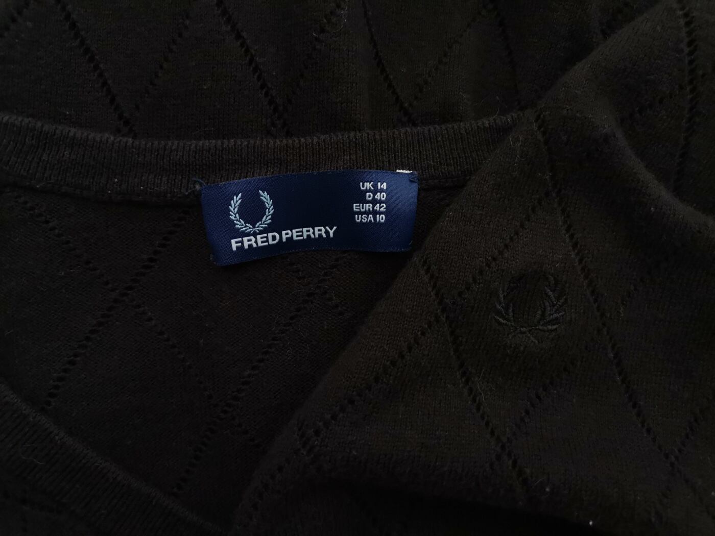 IMG_20220922_130116.jpg Fred Perry Rozmiar 14 (42) Kolor Brązowy W serek Sweter Długi rękaw Materiał Bawełna Otwarta dzianina