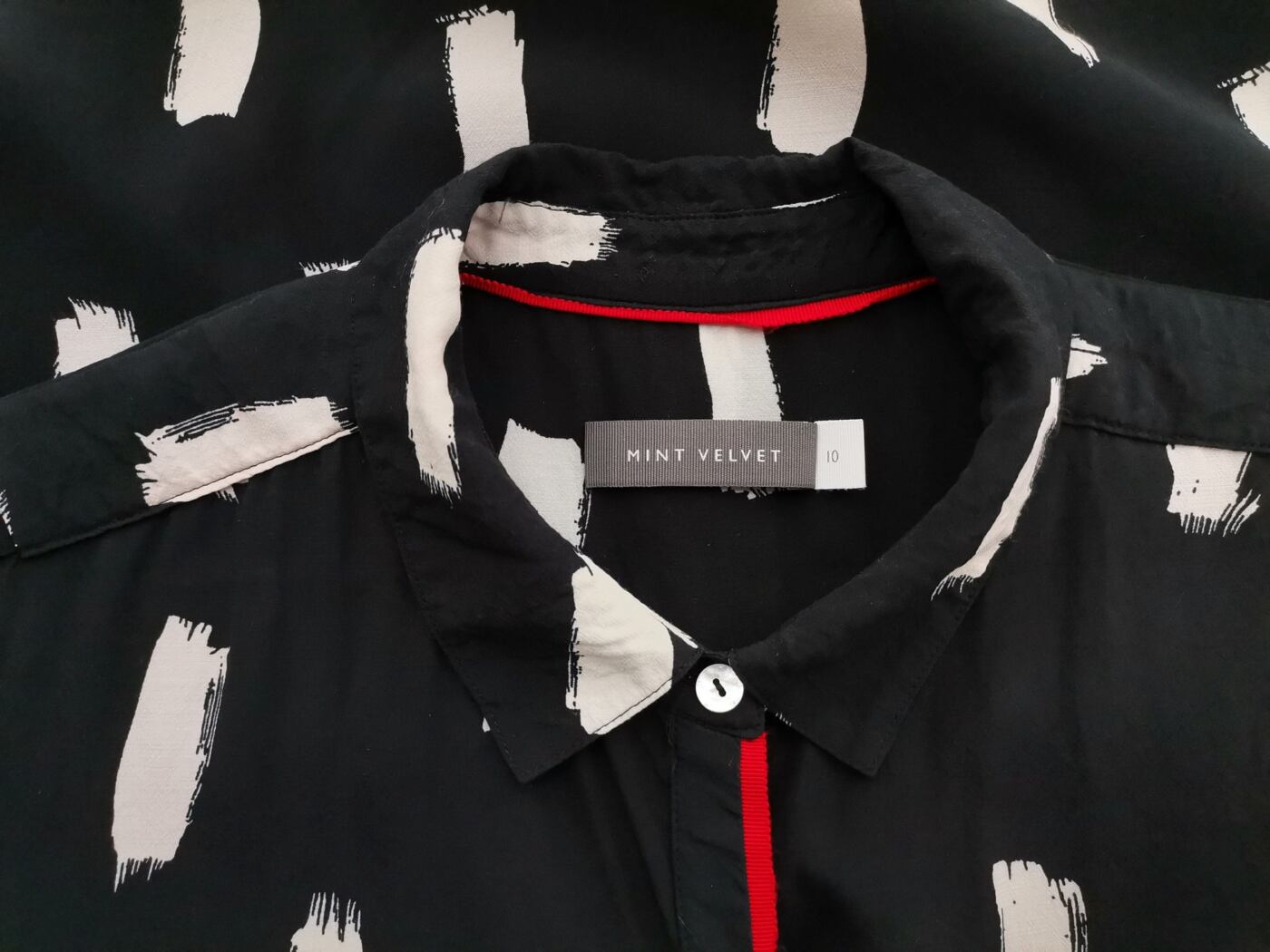 Mint Velvet Rozmiar 10 (38) Kolor Czarny Abstrakcja Kołnierz Tunika Zapinana Bluzka Długi rękaw Materiał Wiskoza 100% Mint Velvet Rozmiar 10 (38) Kolor Czarny Abstrakcja Kołnierz Tunika Zapinana Bluzka Długi rękaw Materiał Wiskoza 100%