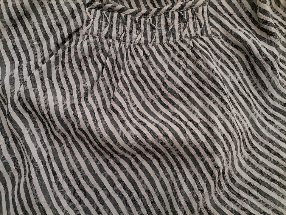 Vintage Rozmiar 50/52 Kolor Szary Pasy Kwadratowy dekolt Tunika Bluzka Rękaw 3/4 Materiał Wiskoza 100% Vintage Rozmiar 50/52 Kolor Szary Pasy Kwadratowy dekolt Tunika Bluzka Rękaw 3/4 Materiał Wiskoza 100%